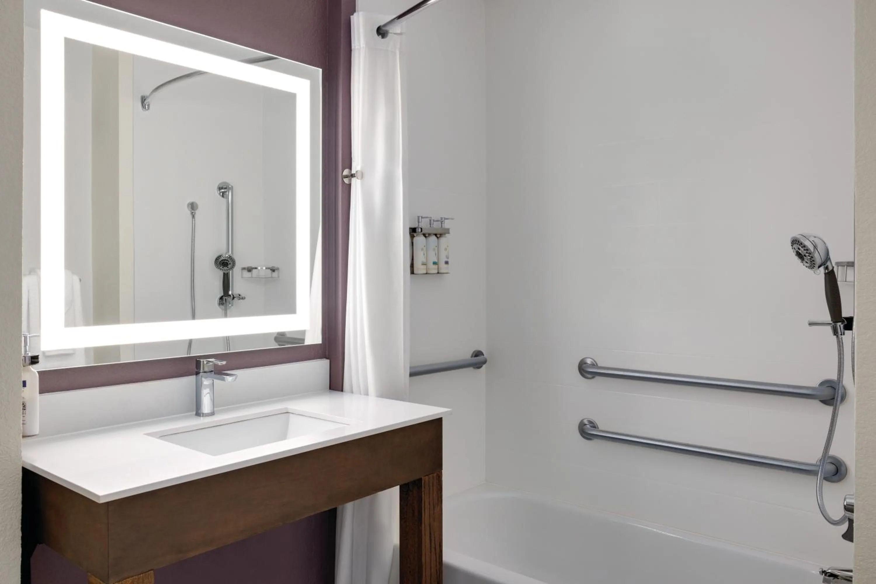 Bathroom in La Quinta by Wyndham Springfield Airport Plaza