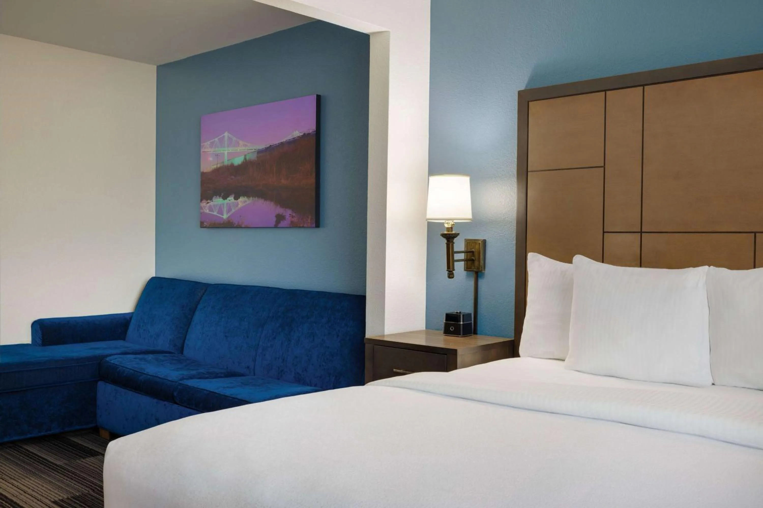 Photo of the whole room, Bed in La Quinta by Wyndham Springfield Airport Plaza