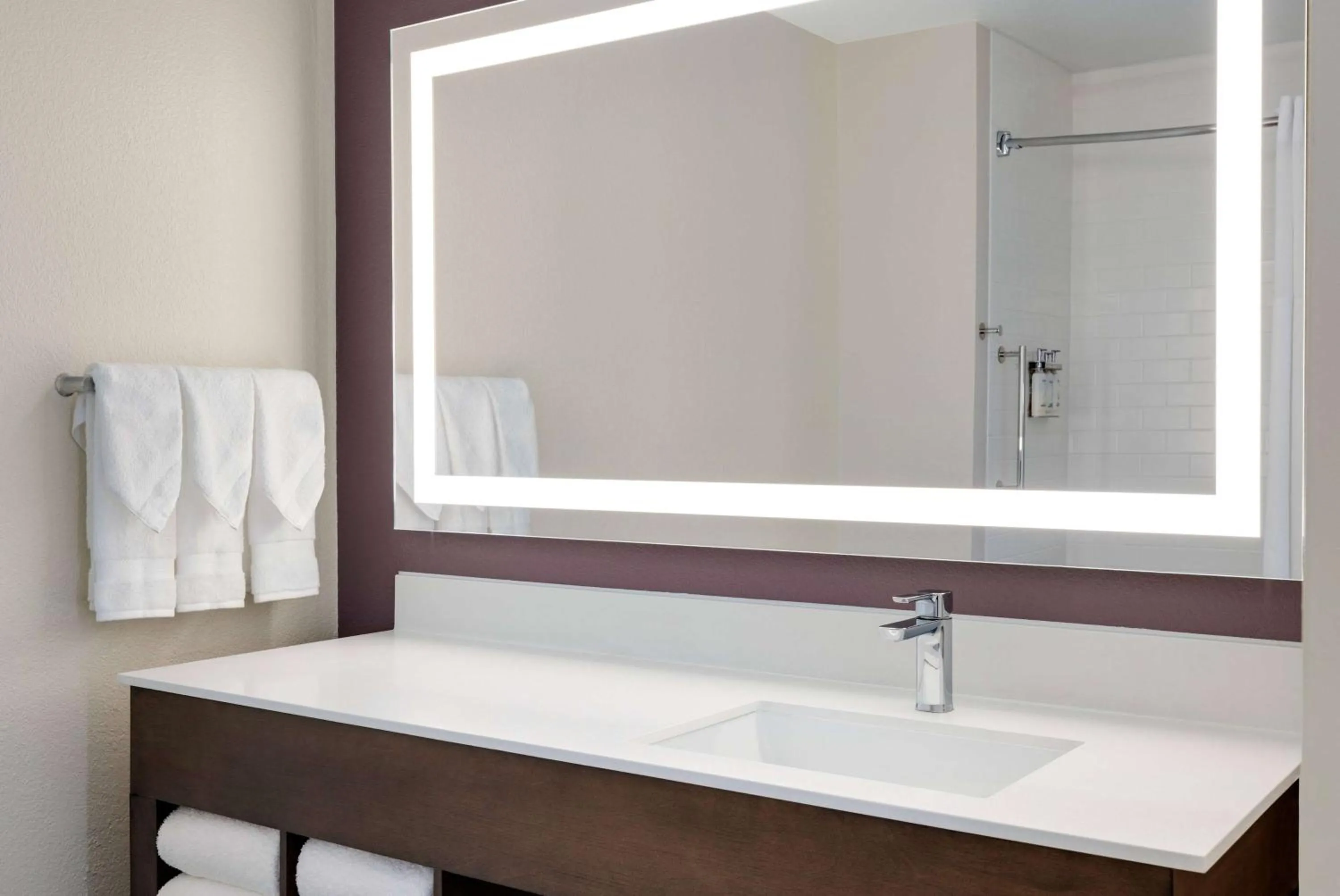 Photo of the whole room in La Quinta by Wyndham Springfield Airport Plaza