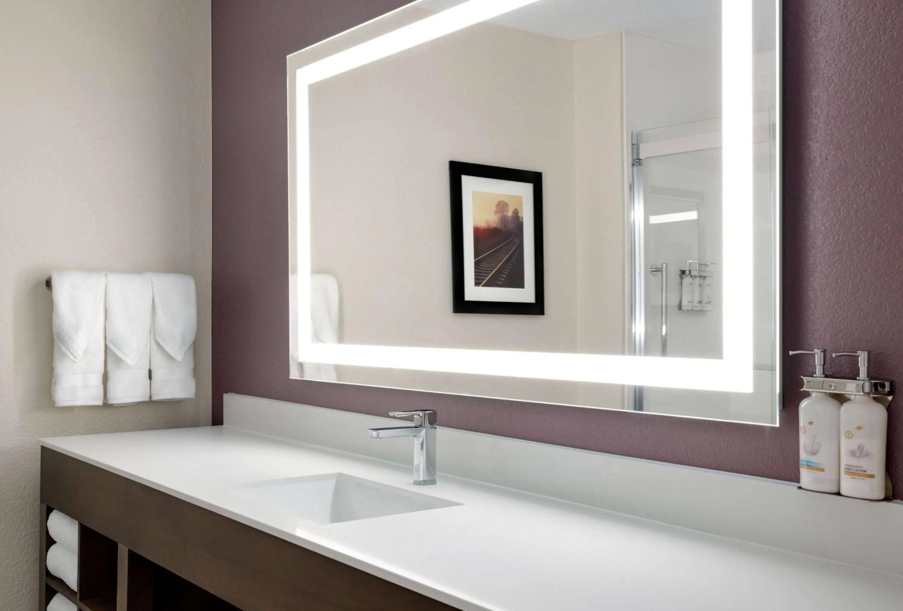 Photo of the whole room in La Quinta by Wyndham Springfield Airport Plaza