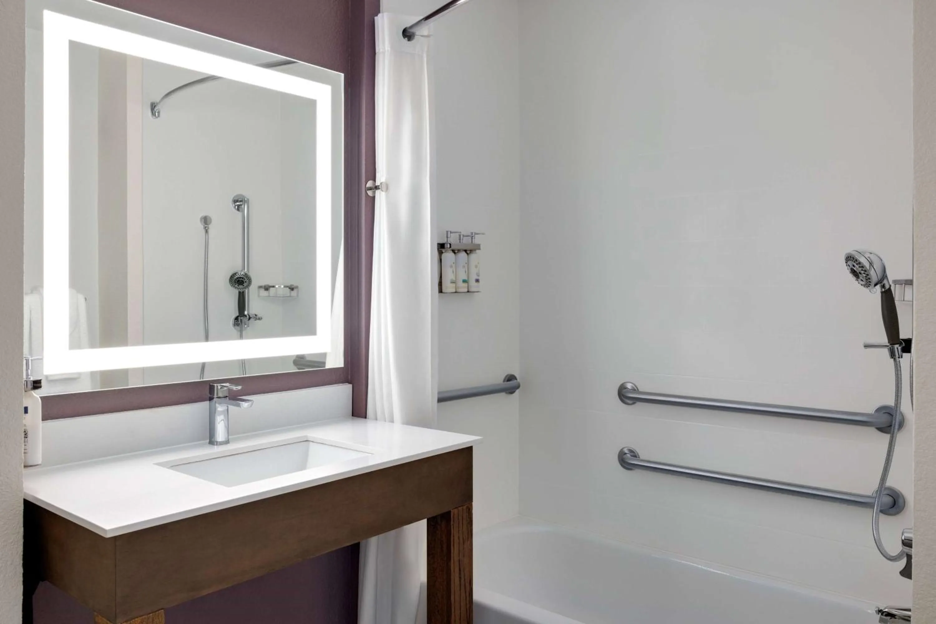 Photo of the whole room in La Quinta by Wyndham Springfield Airport Plaza