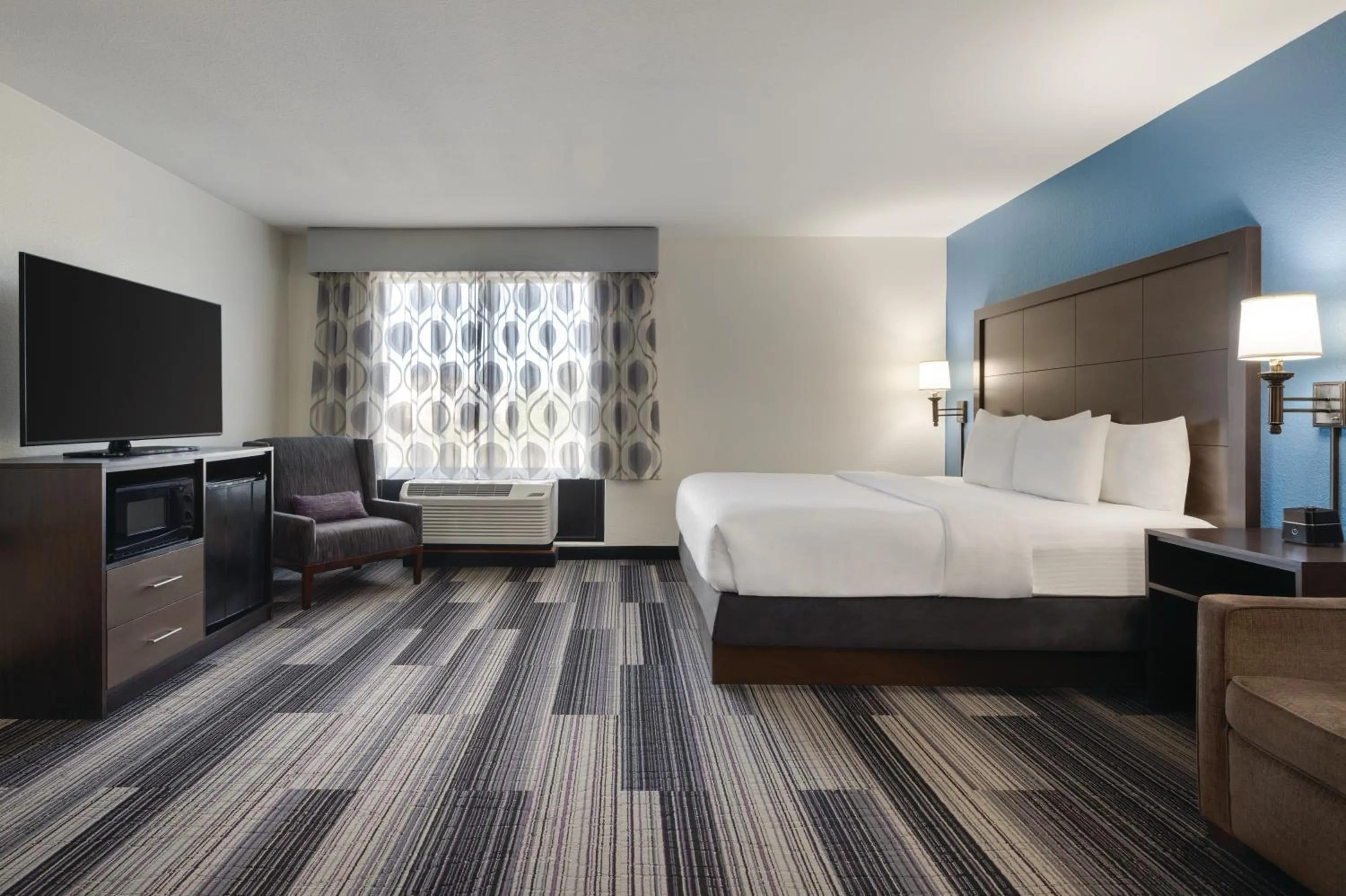 Photo of the whole room, Bed in La Quinta by Wyndham Springfield Airport Plaza