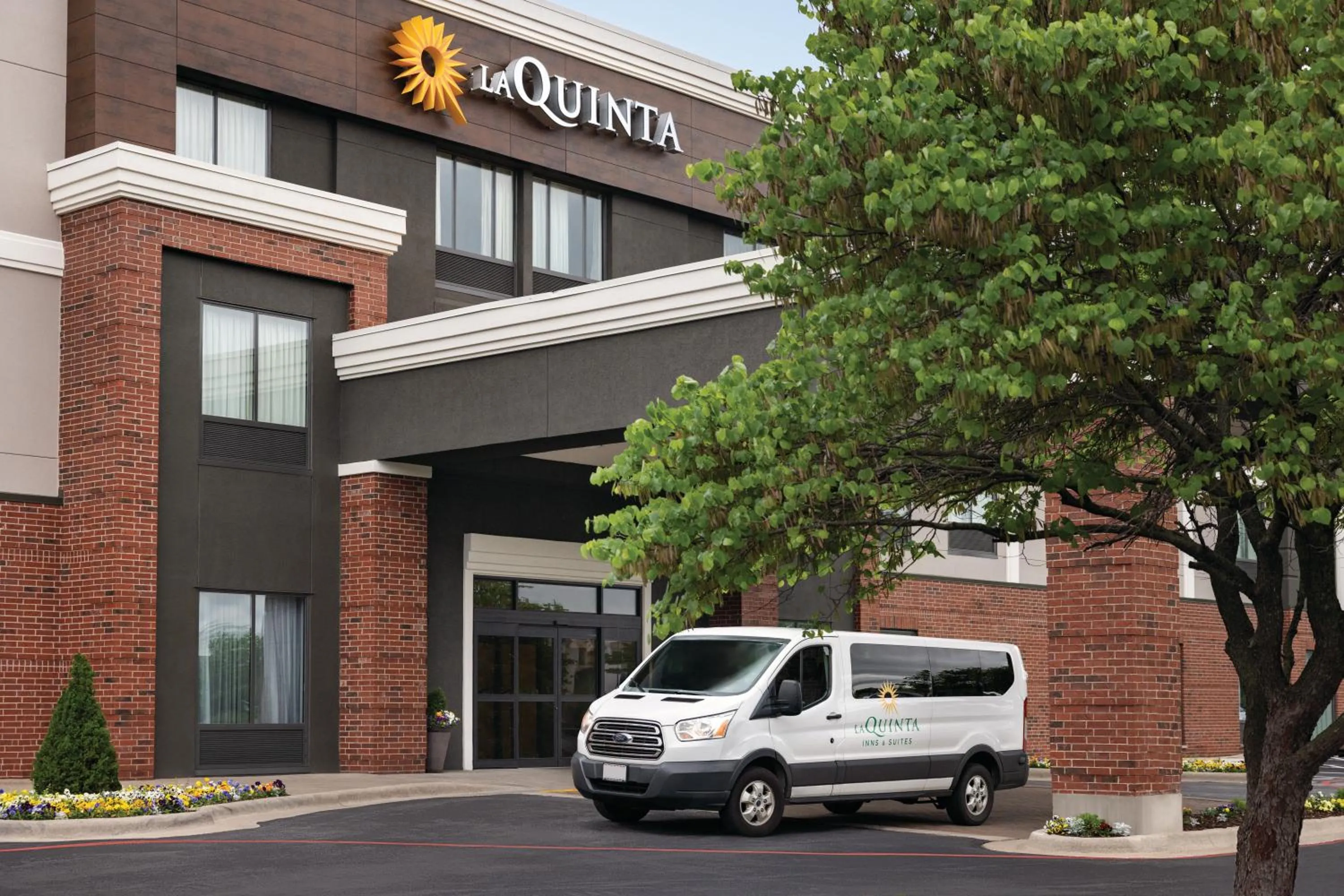 shuttle in La Quinta by Wyndham Springfield Airport Plaza