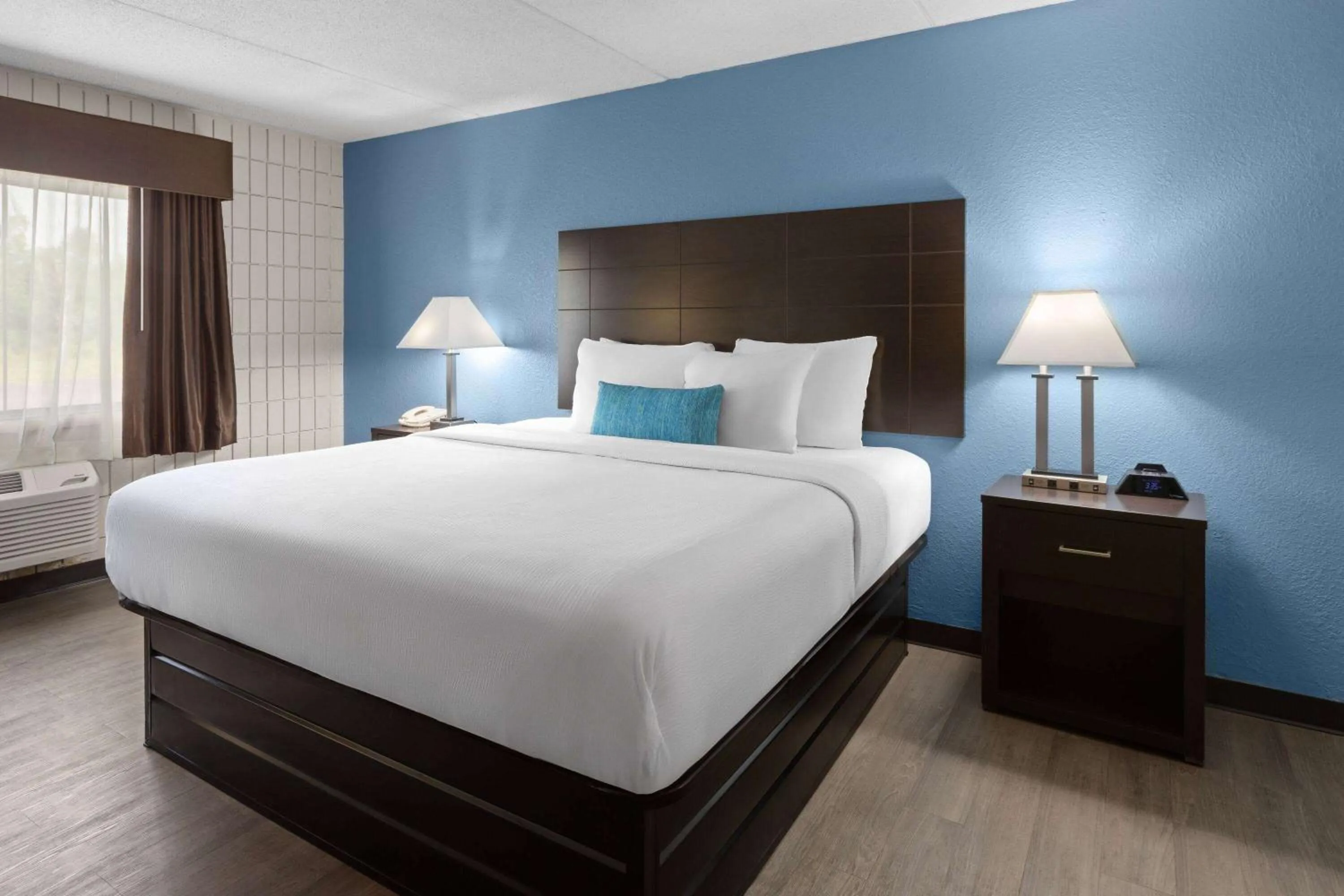 Photo of the whole room, Bed in Baymont Inn and Suites by Wyndham Farmington, MO