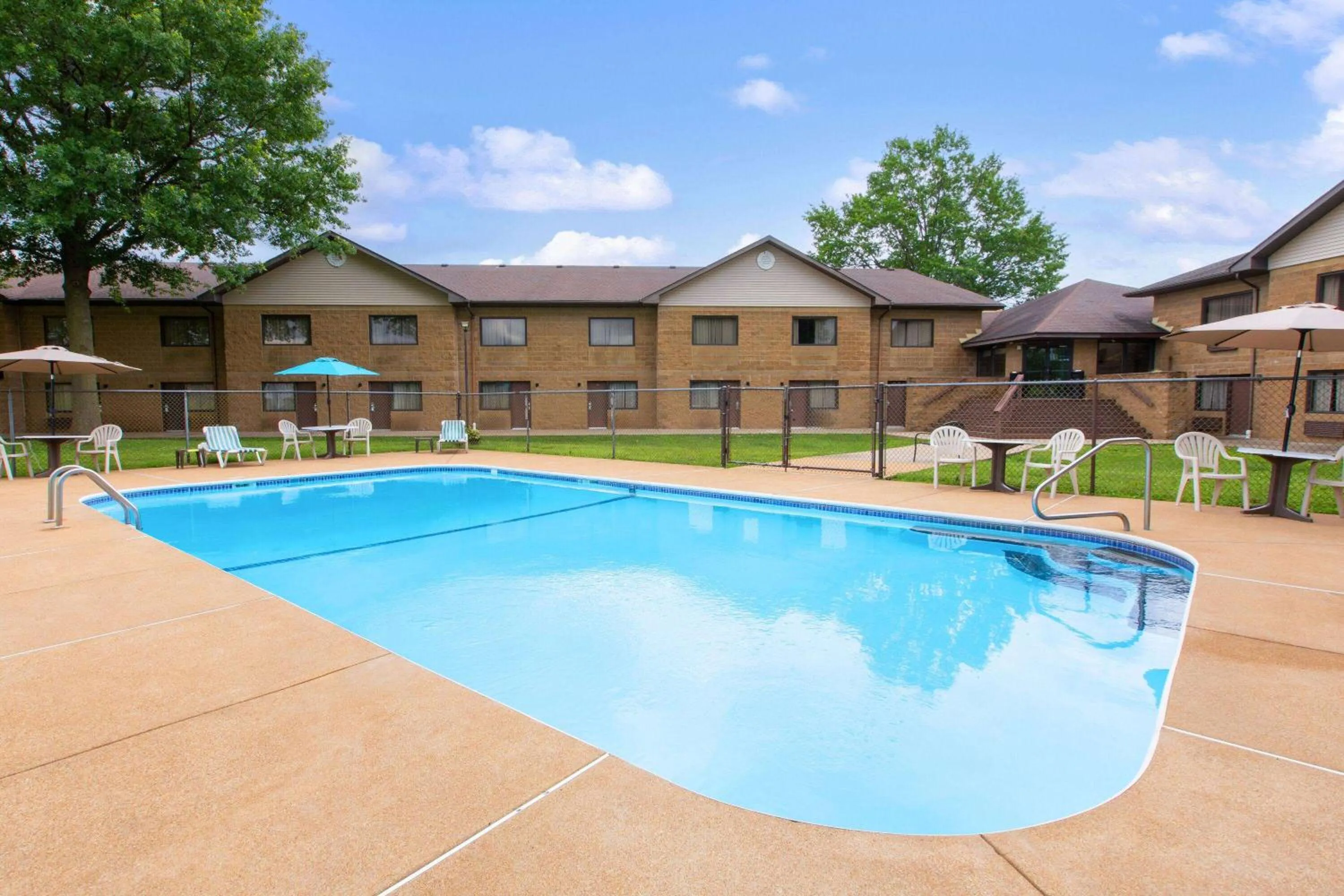 Swimming pool in Baymont Inn and Suites by Wyndham Farmington, MO