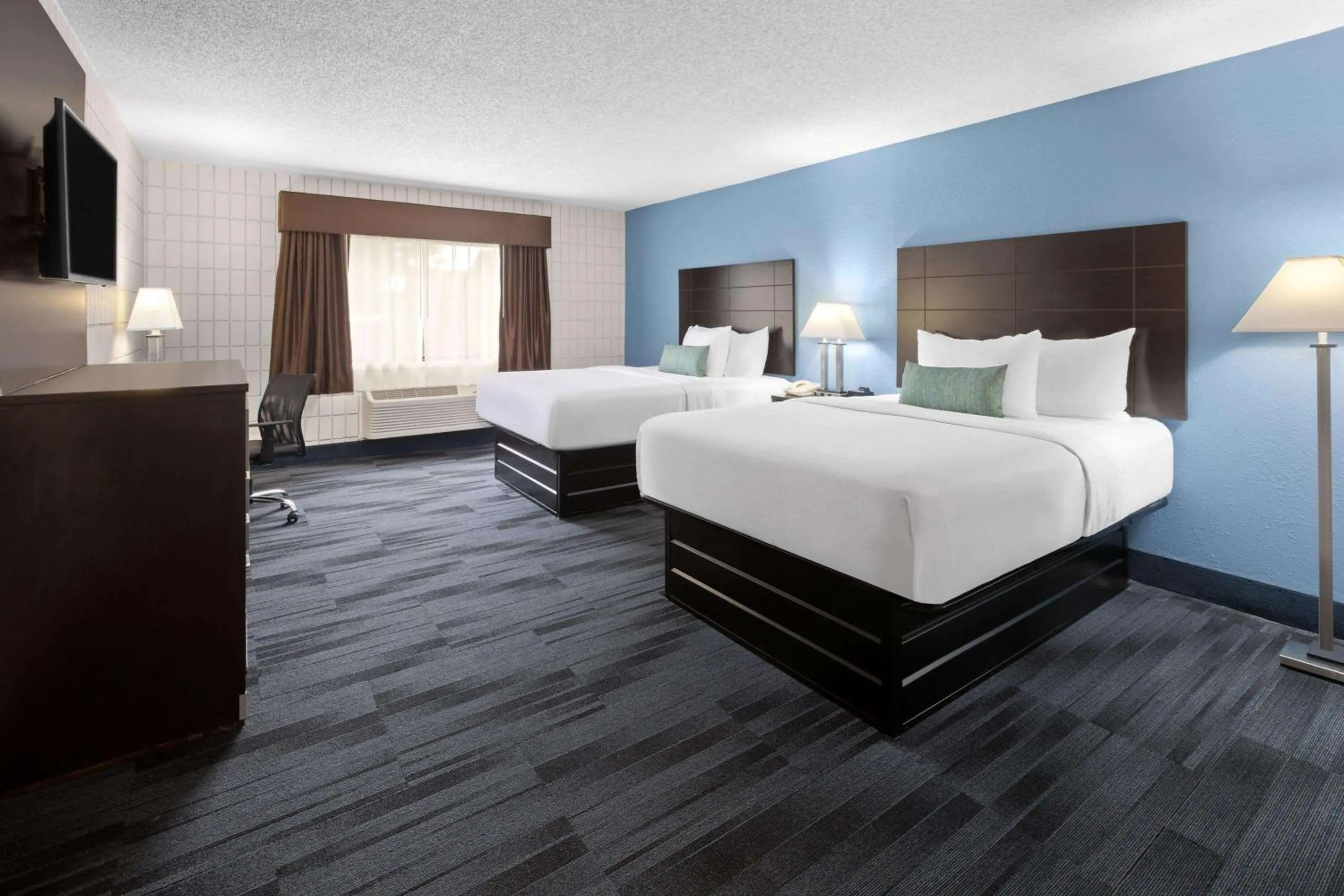 Photo of the whole room, Bed in Baymont Inn and Suites by Wyndham Farmington, MO