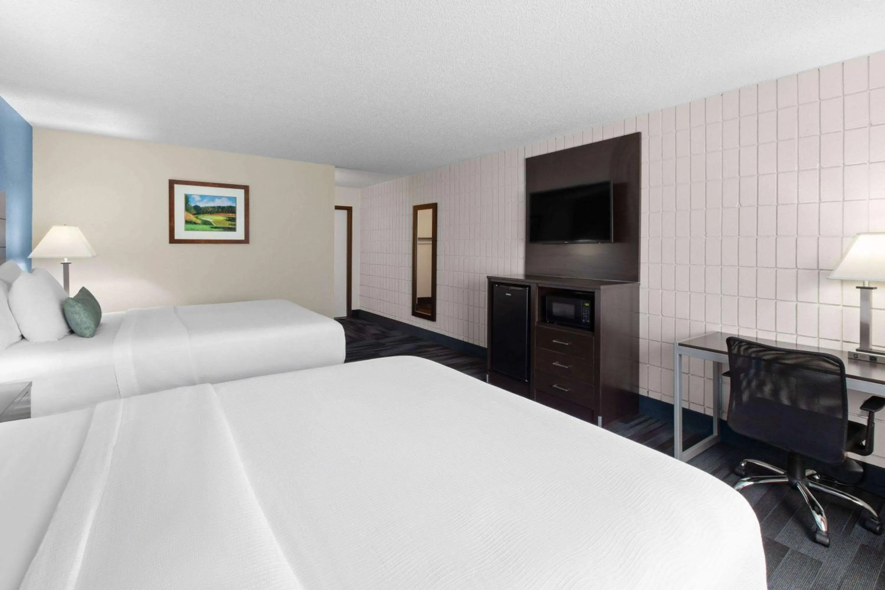 Photo of the whole room, Bed in Baymont Inn and Suites by Wyndham Farmington, MO