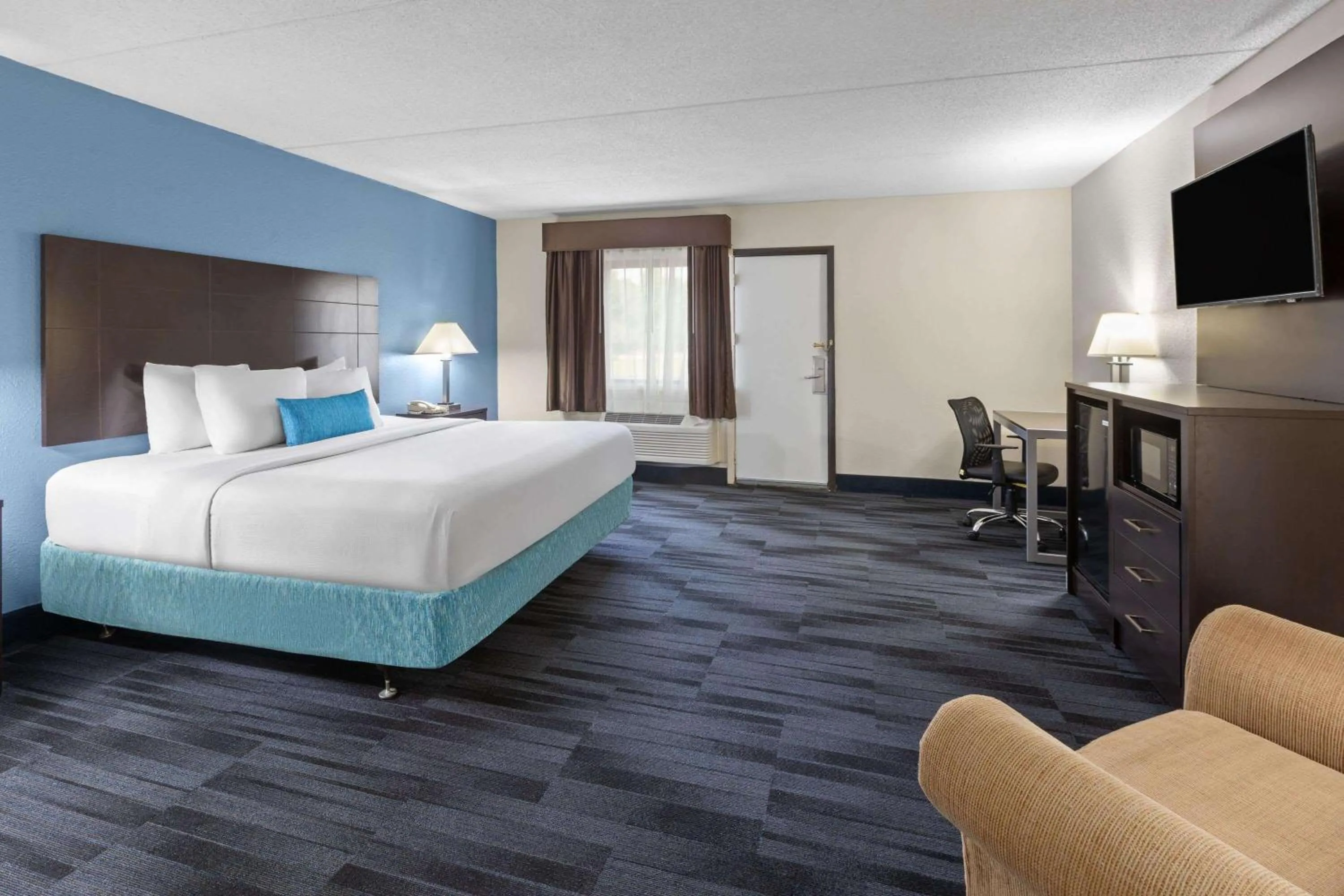 Photo of the whole room, Bed in Baymont Inn and Suites by Wyndham Farmington, MO