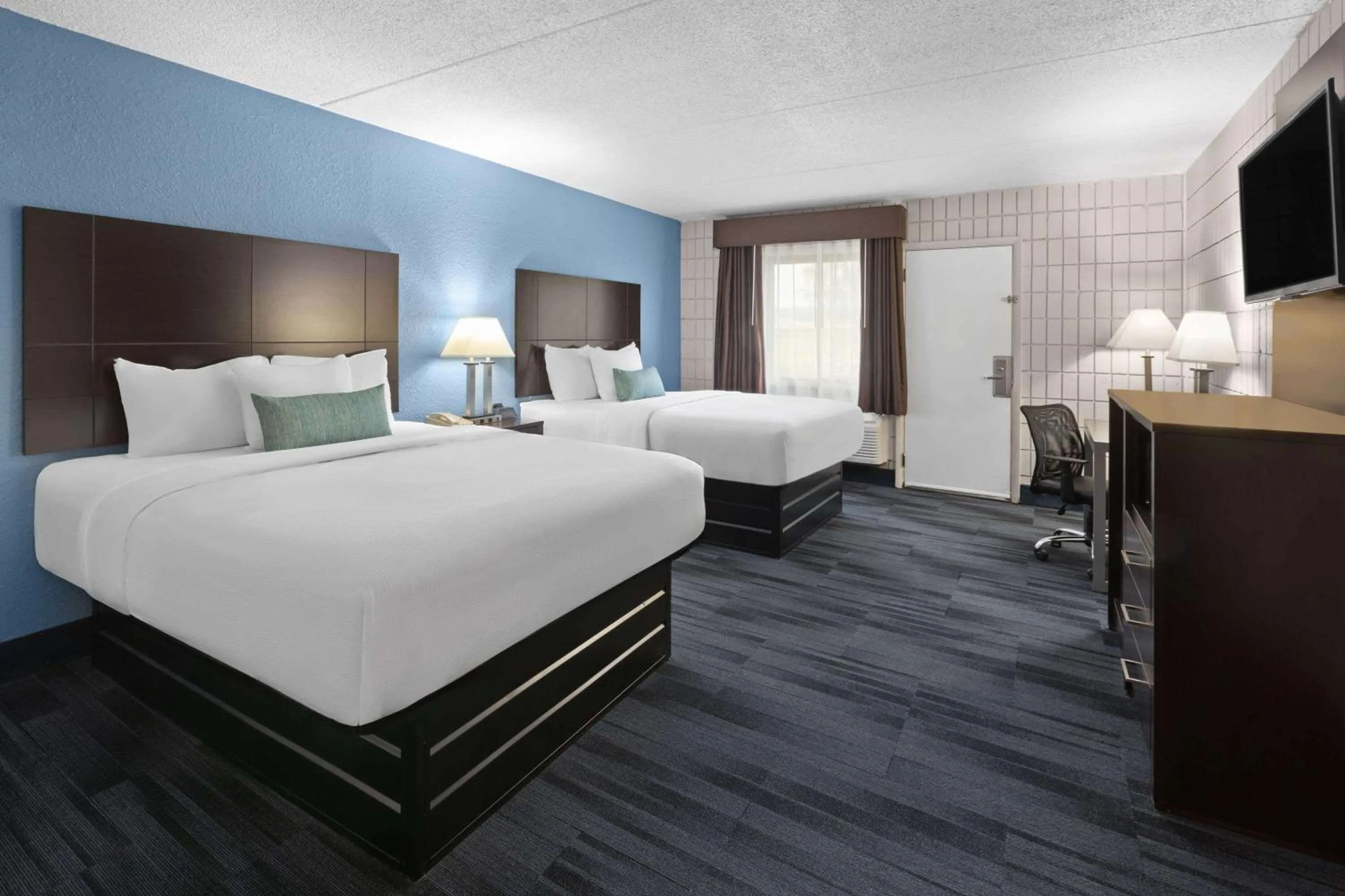 Photo of the whole room, Bed in Baymont Inn and Suites by Wyndham Farmington, MO