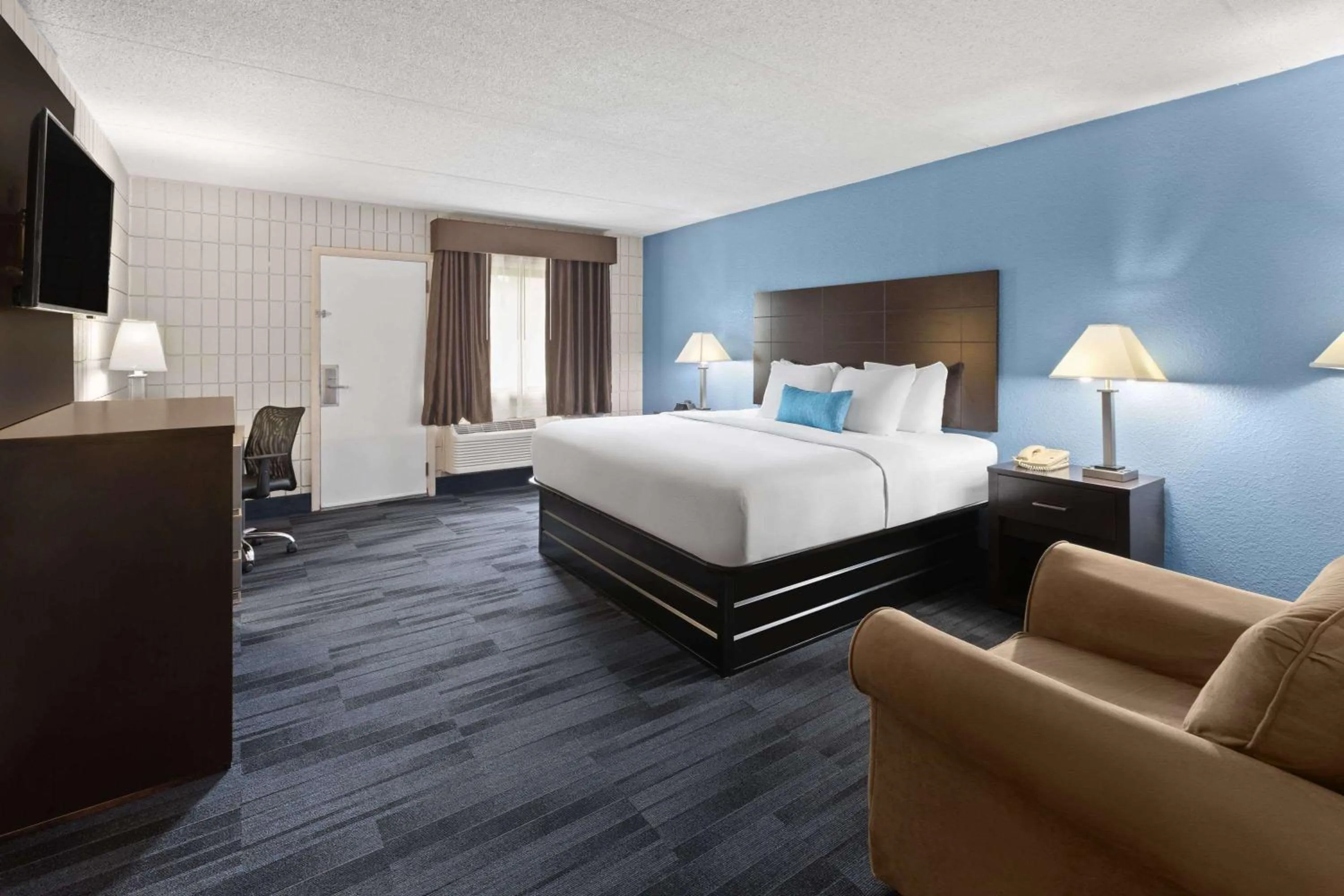 Photo of the whole room, Bed in Baymont Inn and Suites by Wyndham Farmington, MO