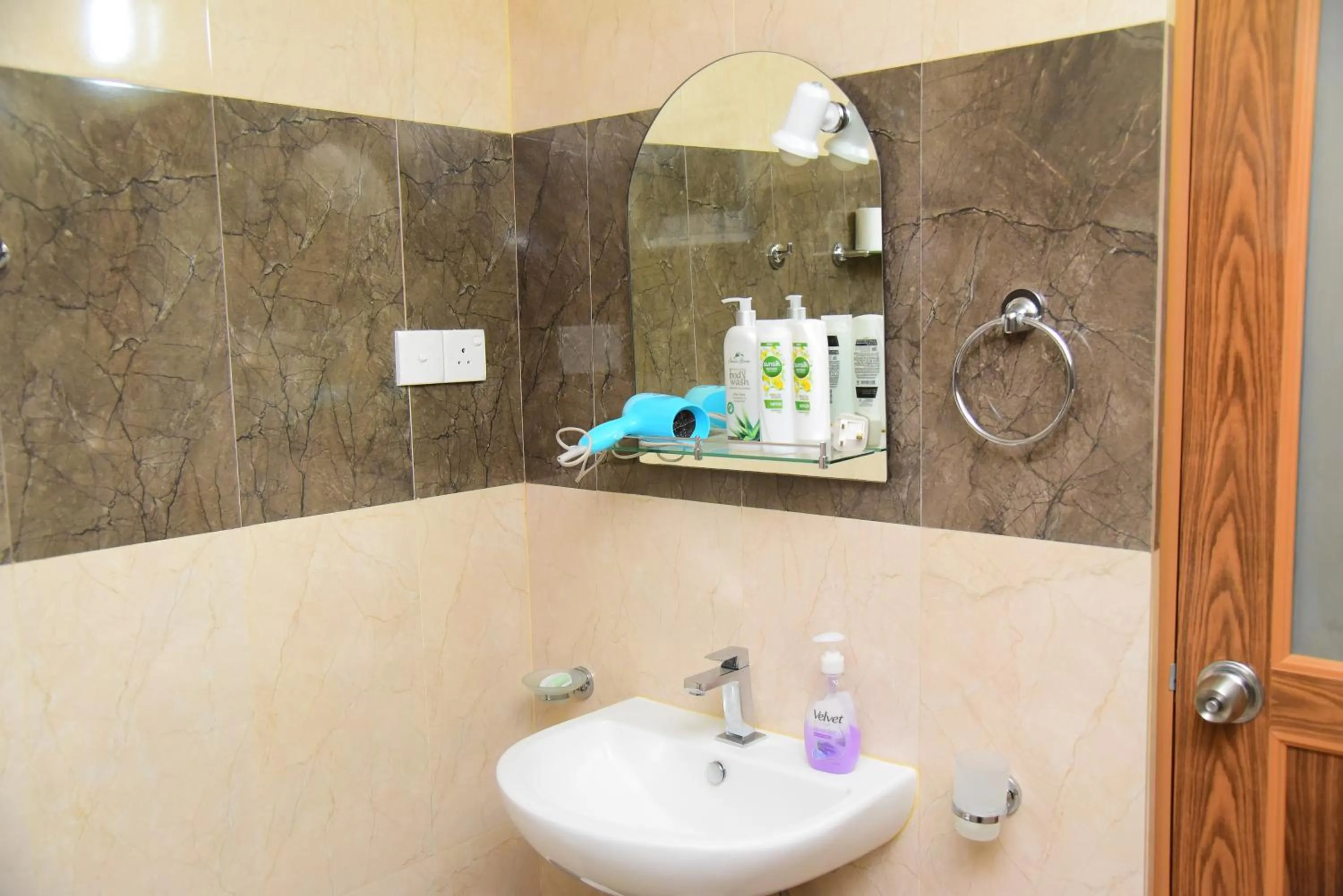 Bathroom in White Villa Airport Transit Hotel