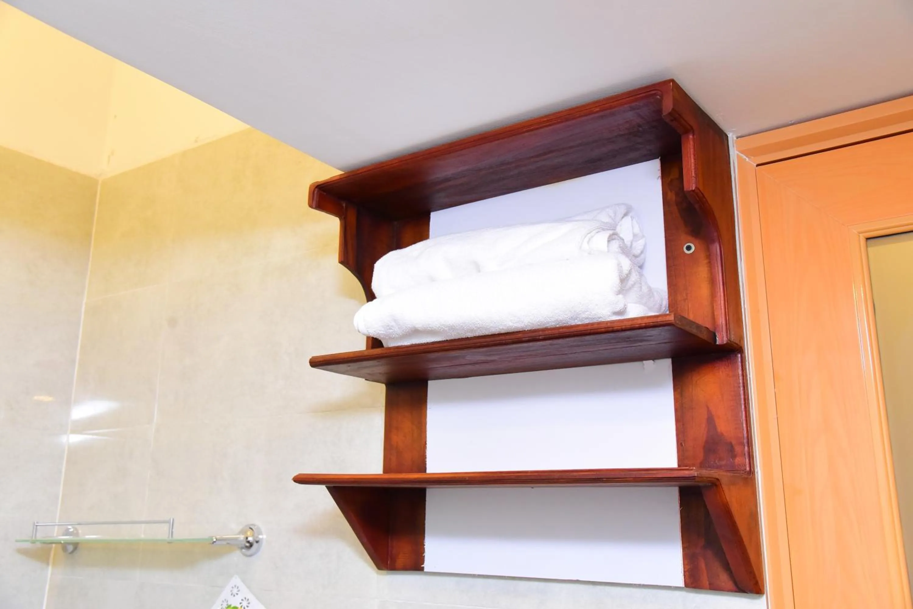 Bathroom in White Villa Airport Transit Hotel