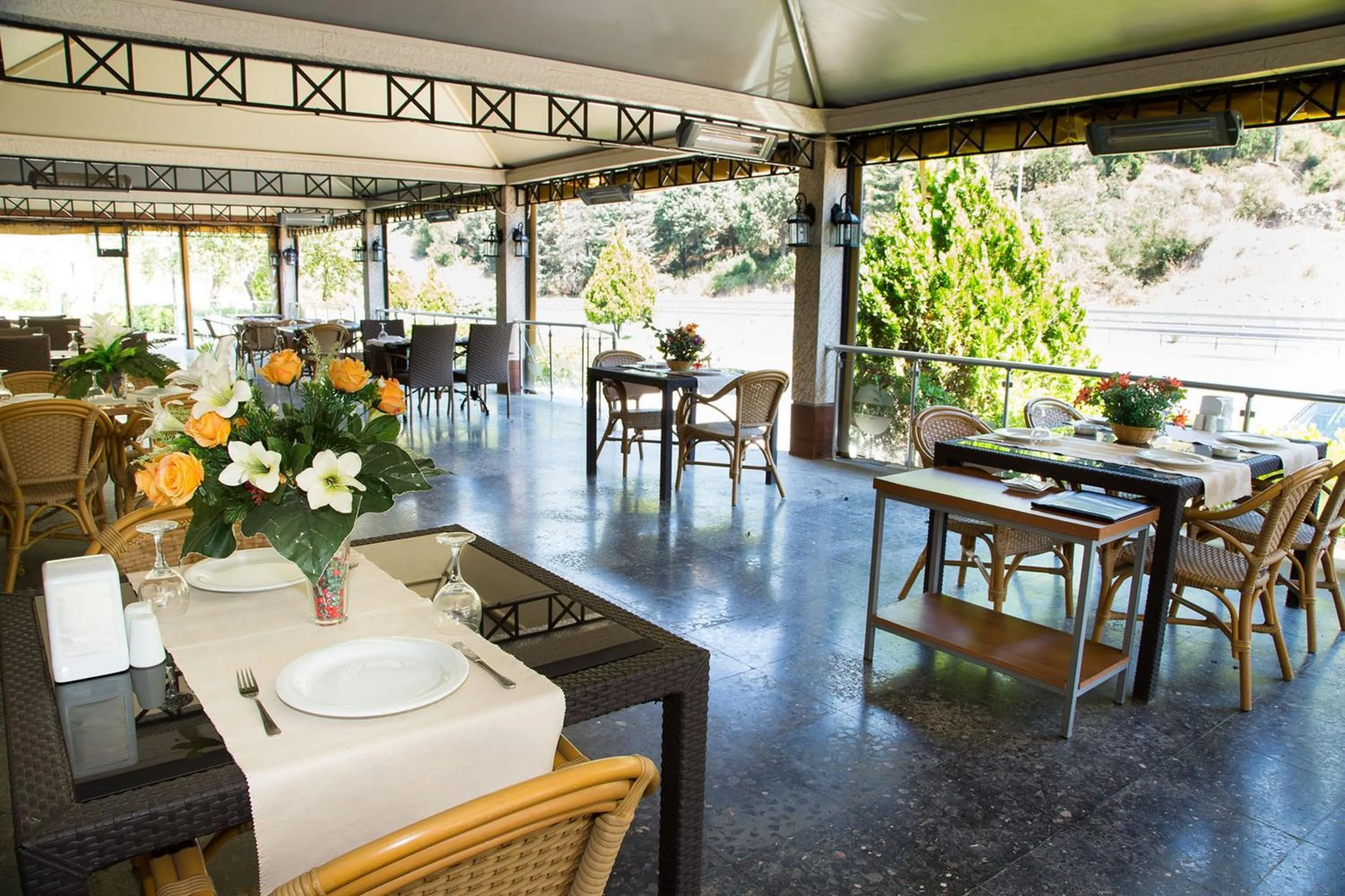 Restaurant/places to eat in Spilos Hotel