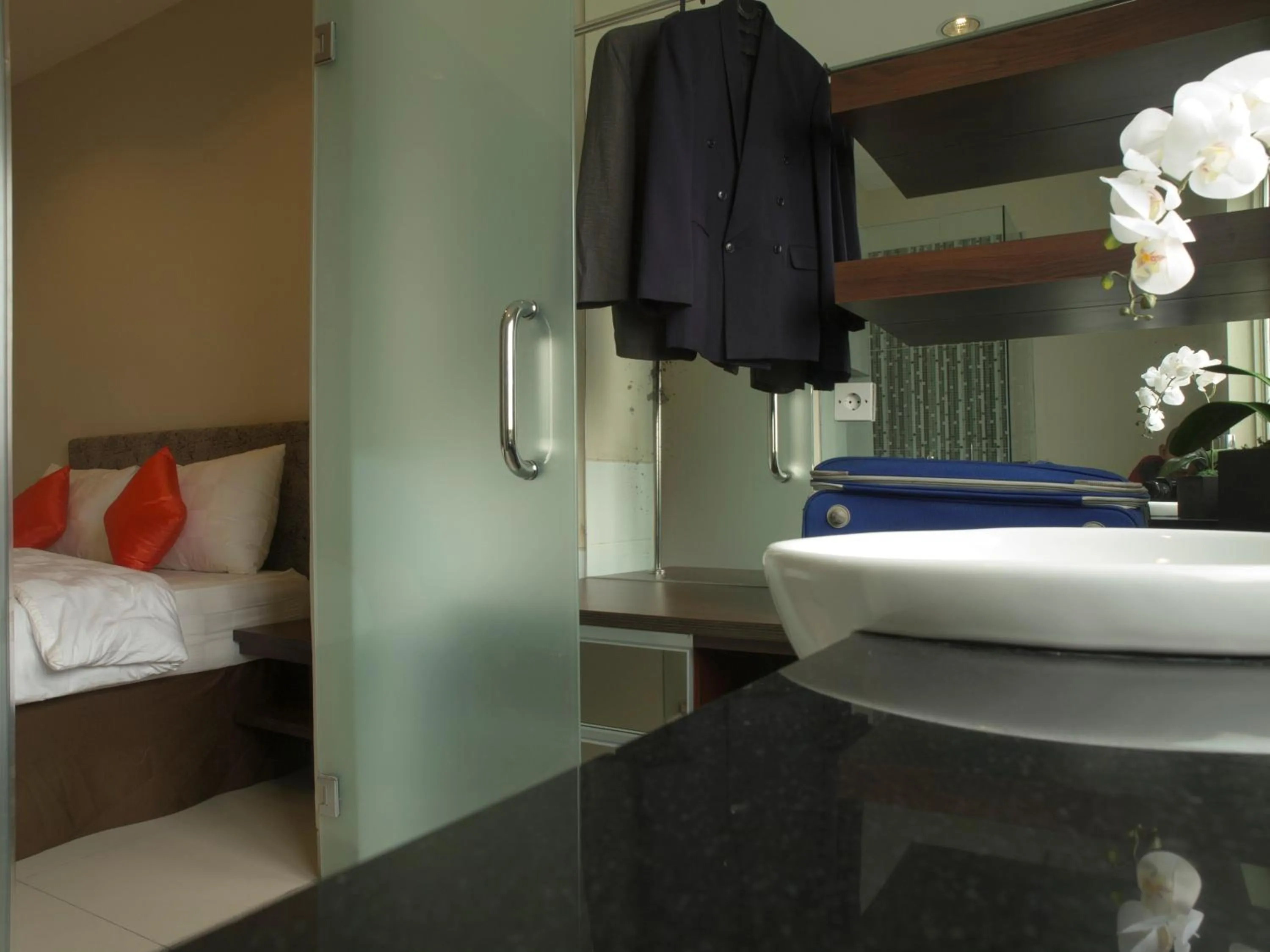 Bed in The Gloria Suites Grogol