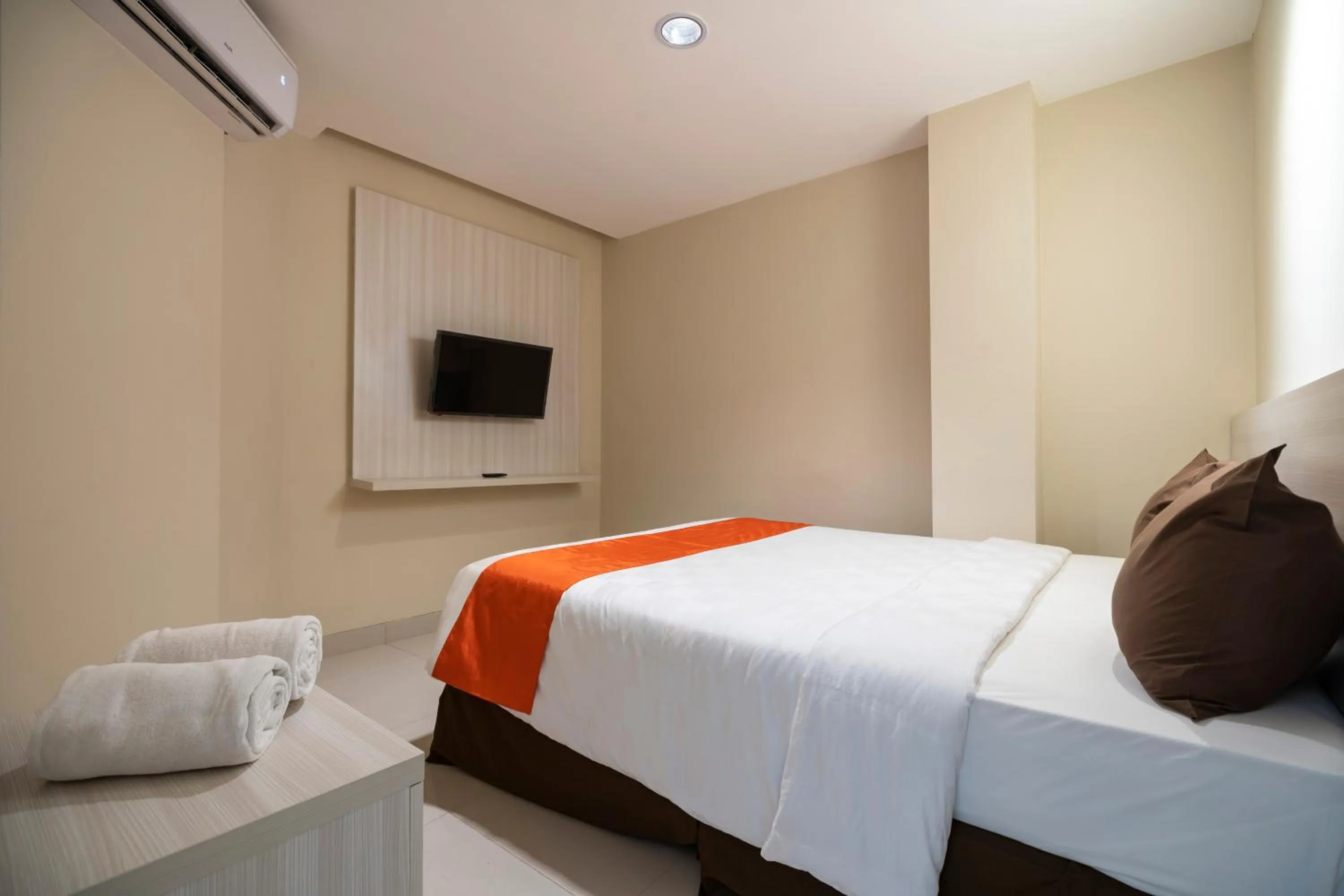 Bed in The Gloria Suites Grogol