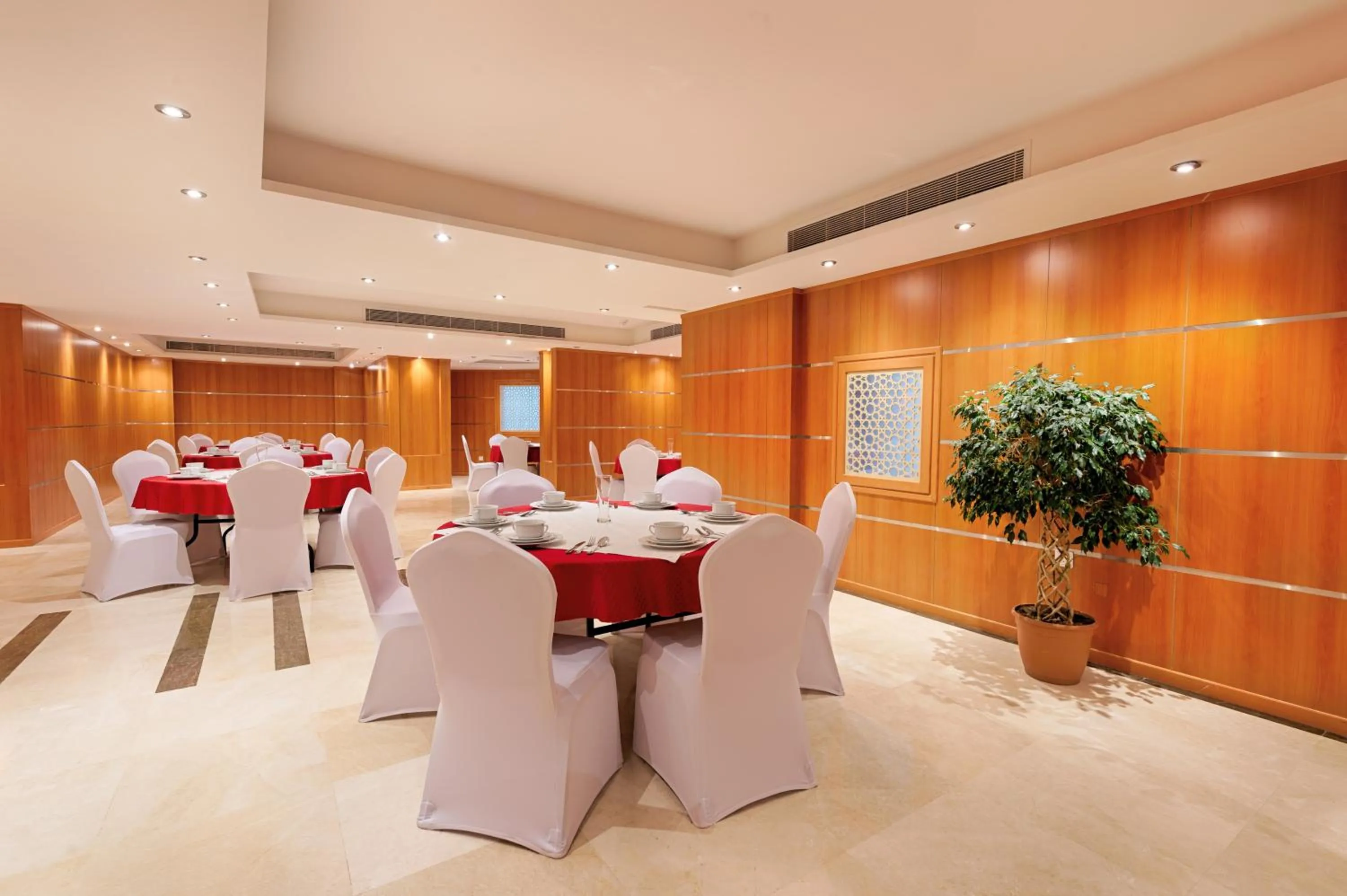 Restaurant/places to eat in Snaf Inn ِAzizia Hotel