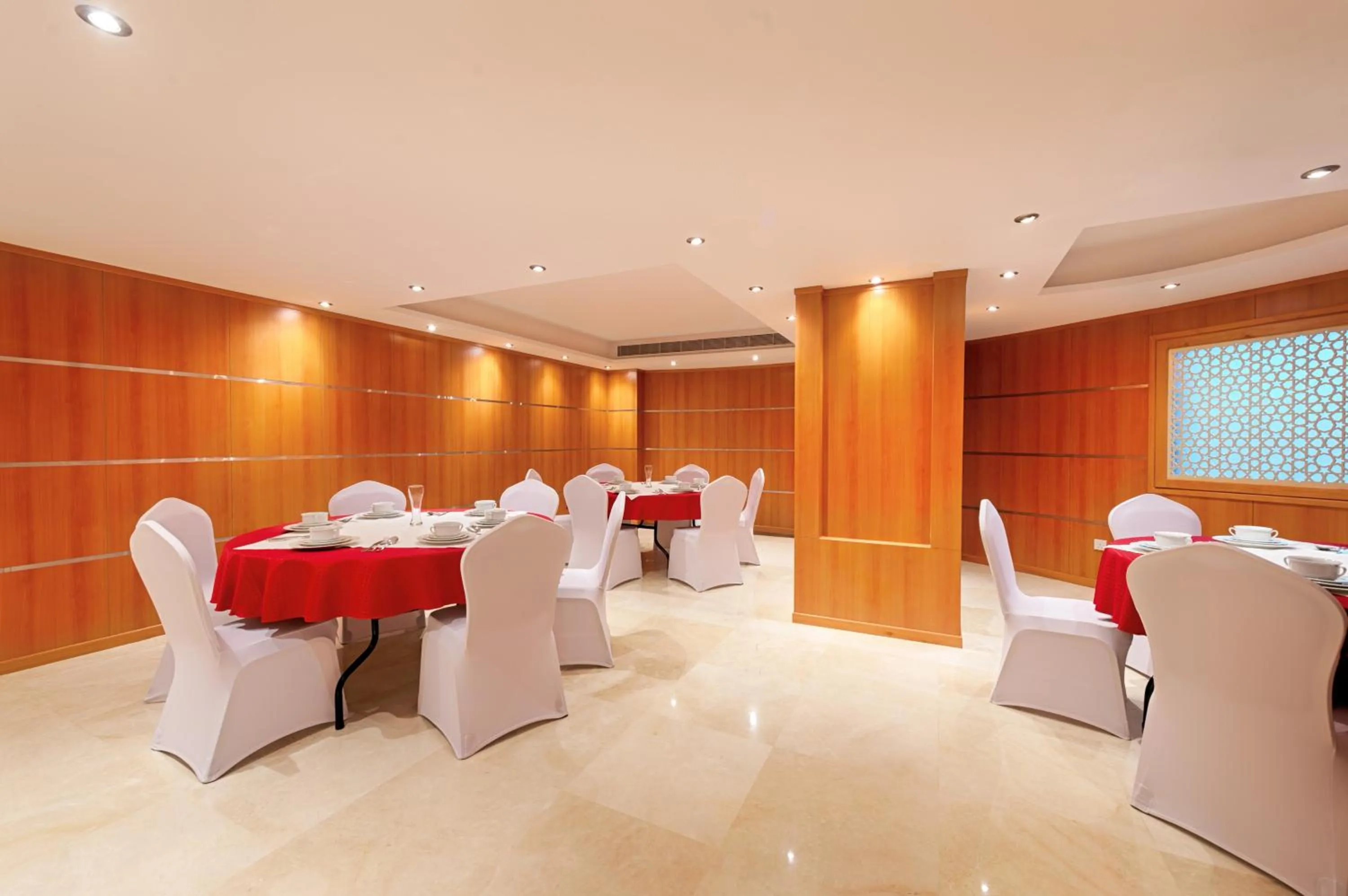 Restaurant/places to eat in Snaf Inn ِAzizia Hotel