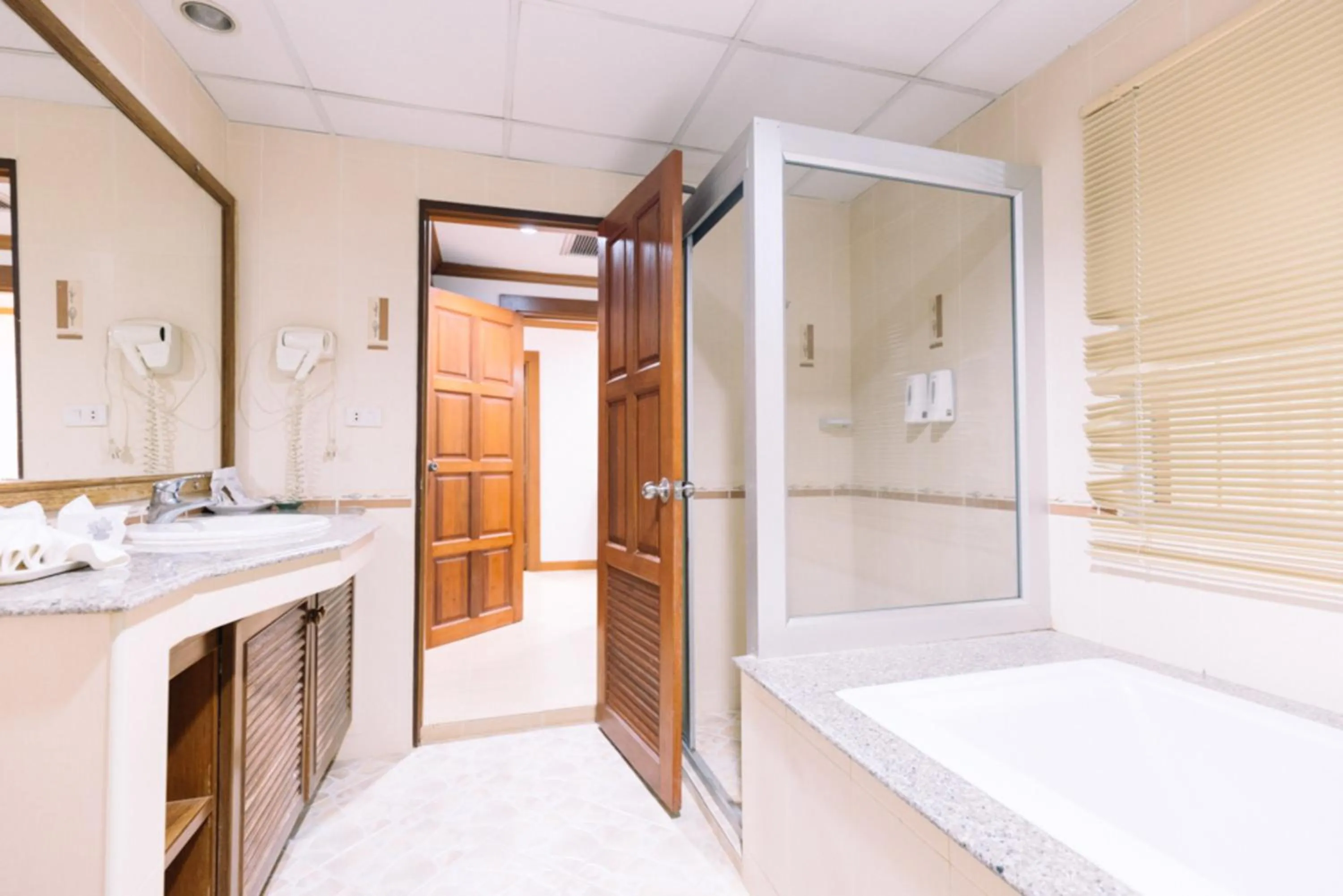 Bathroom, Bed in Chumphon Gardens Hotel