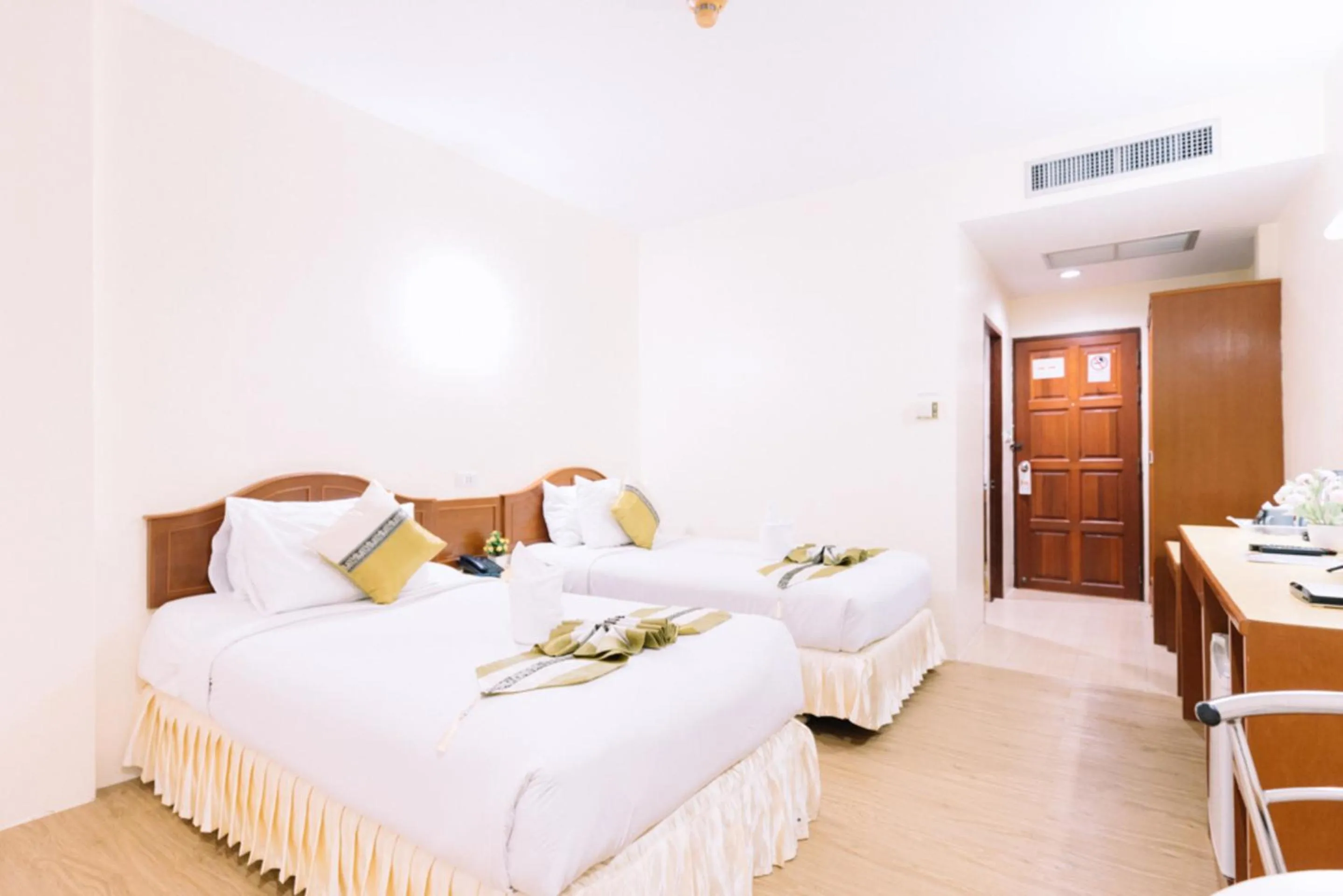 Bedroom, Bed in Chumphon Gardens Hotel