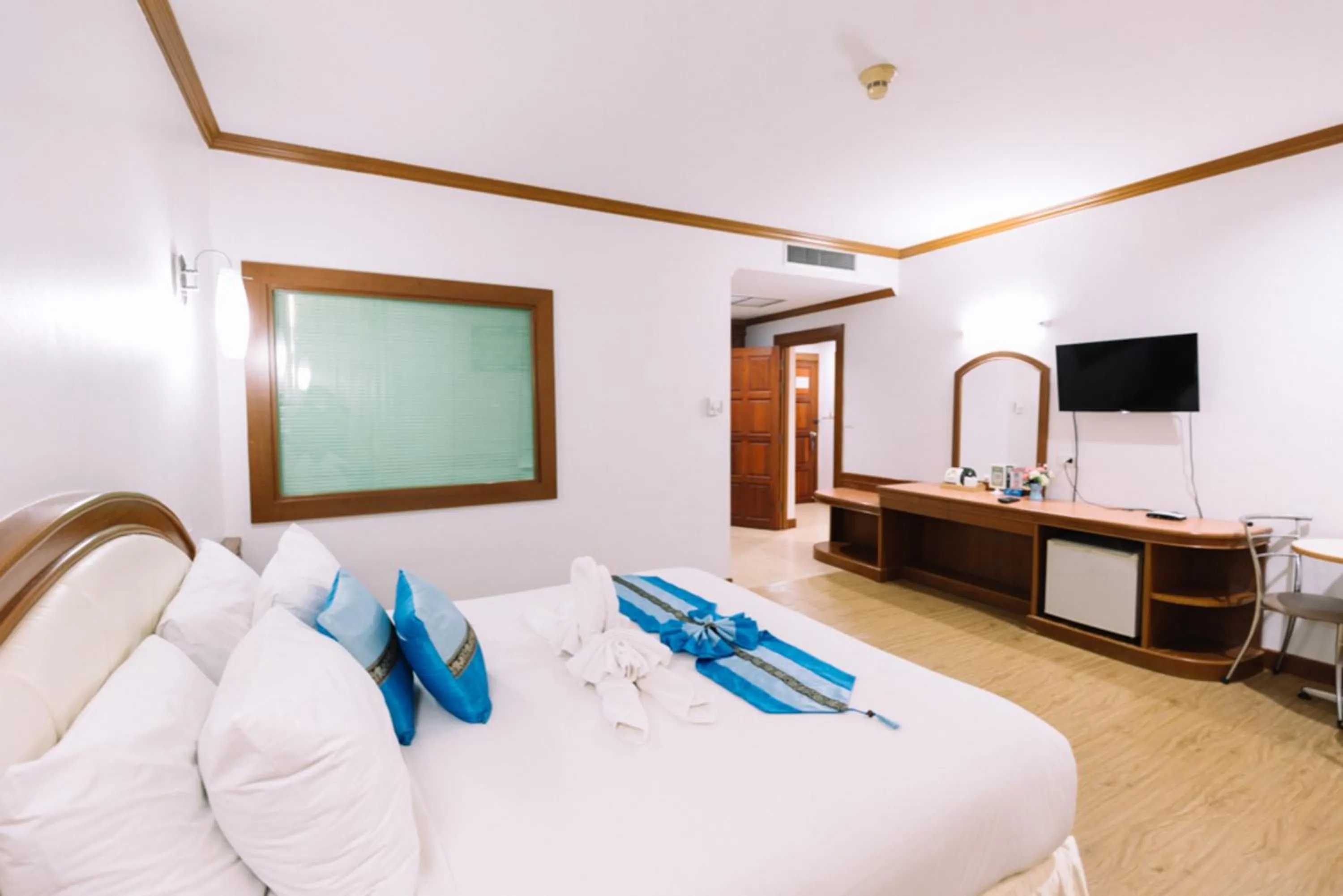 Bedroom, Bed in Chumphon Gardens Hotel
