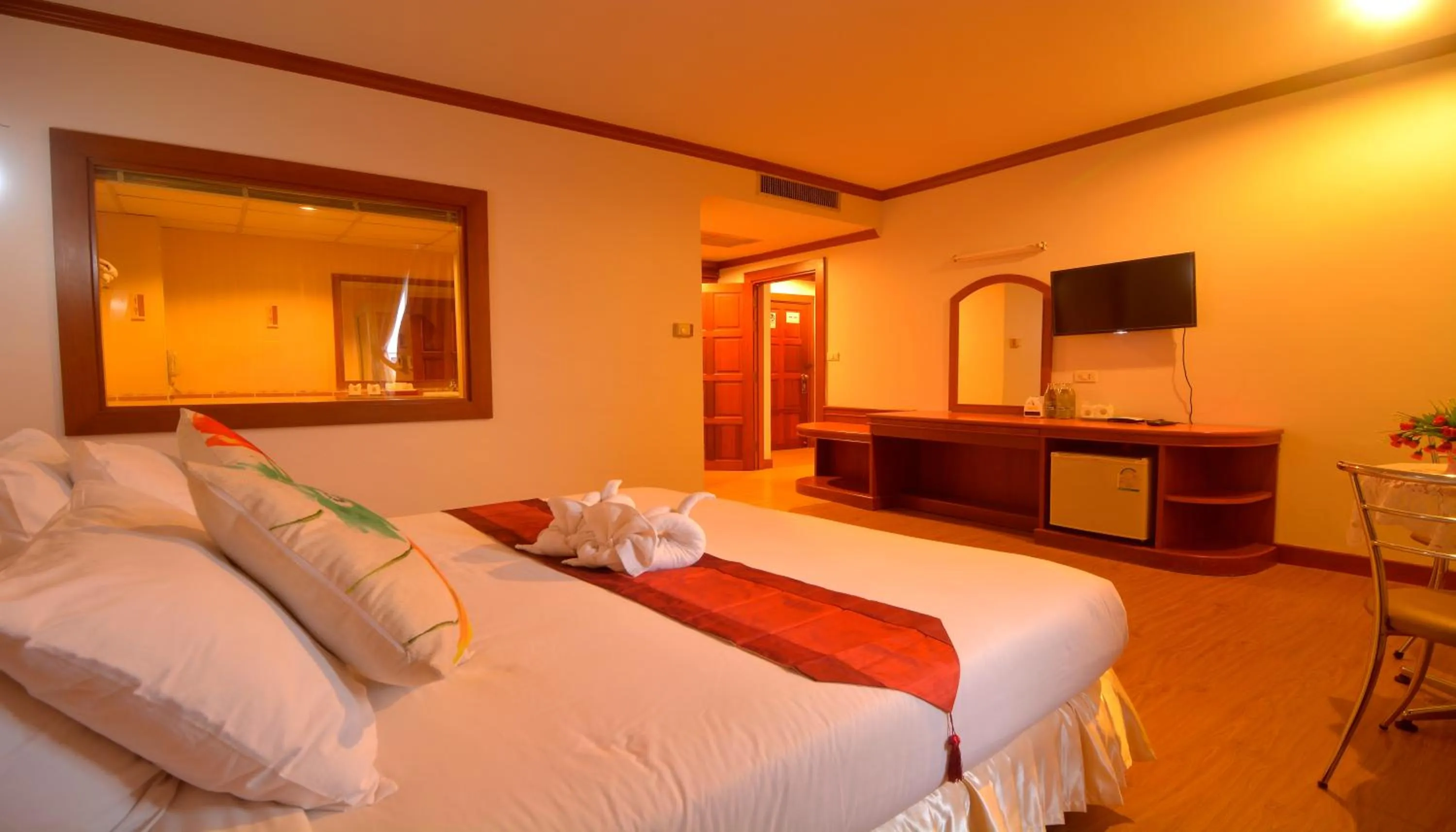 Bedroom, Bed in Chumphon Gardens Hotel