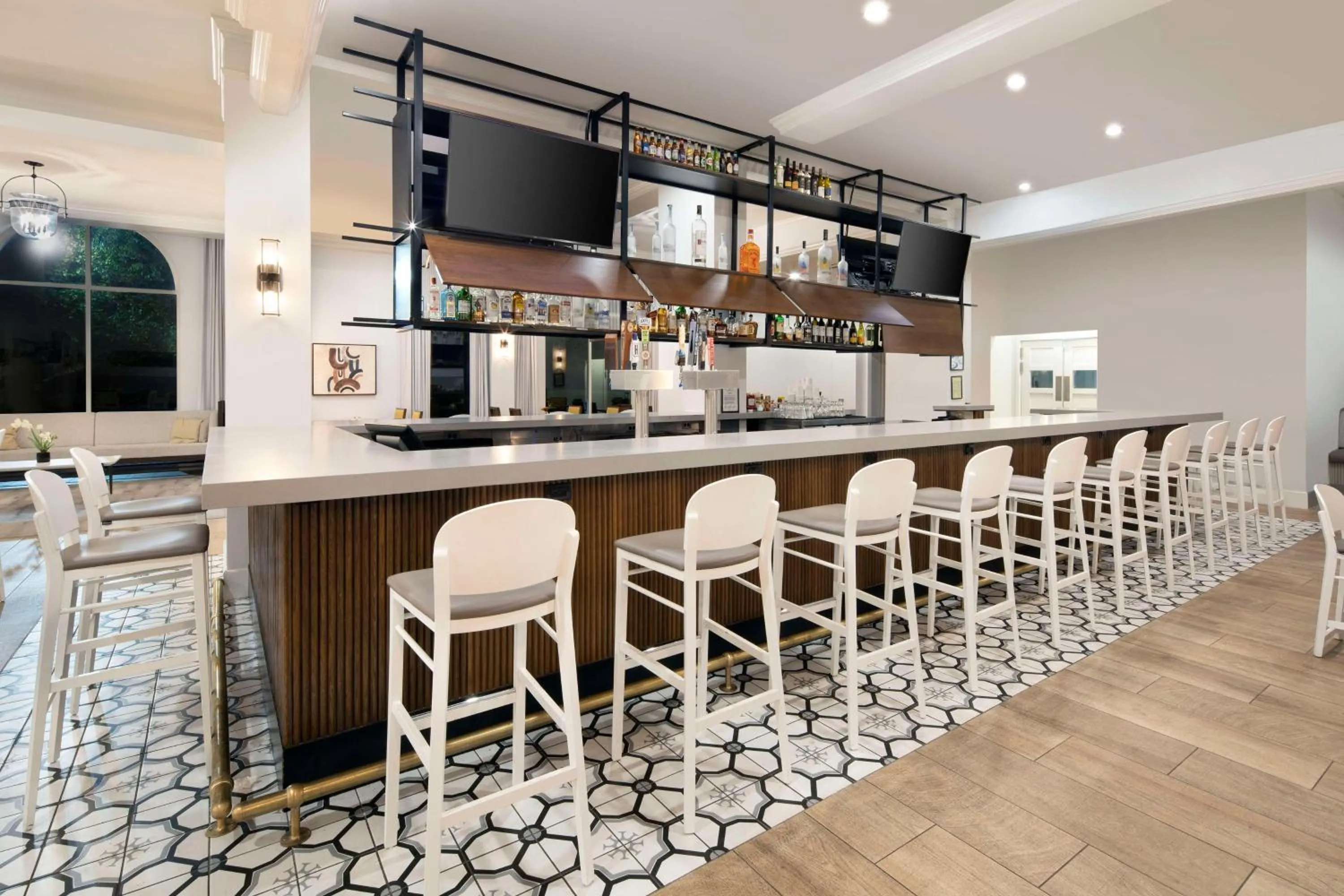 Lounge or bar in DoubleTree by Hilton Atlanta/Roswell - Alpharetta Area