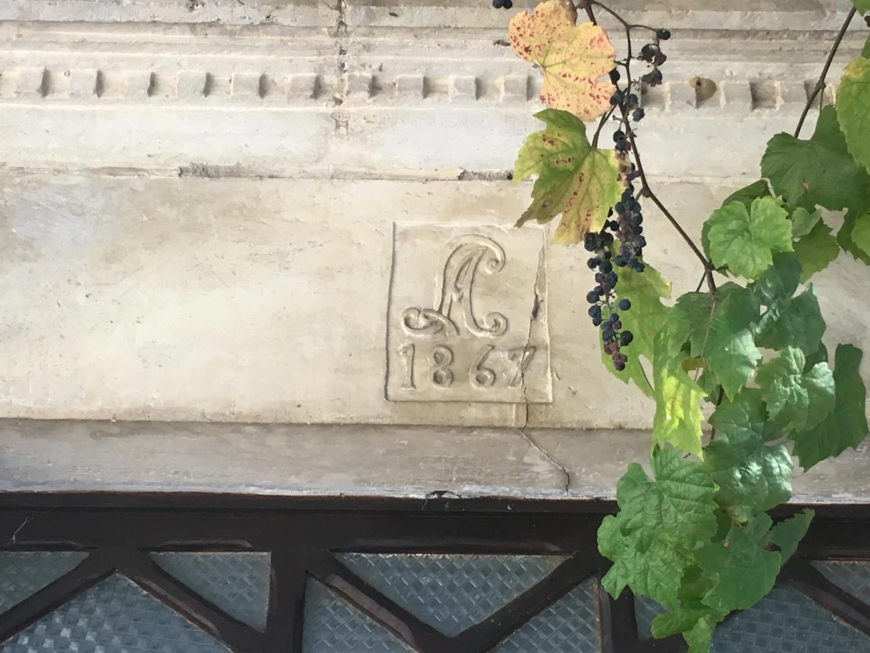Facade/entrance in La Petite Auberge