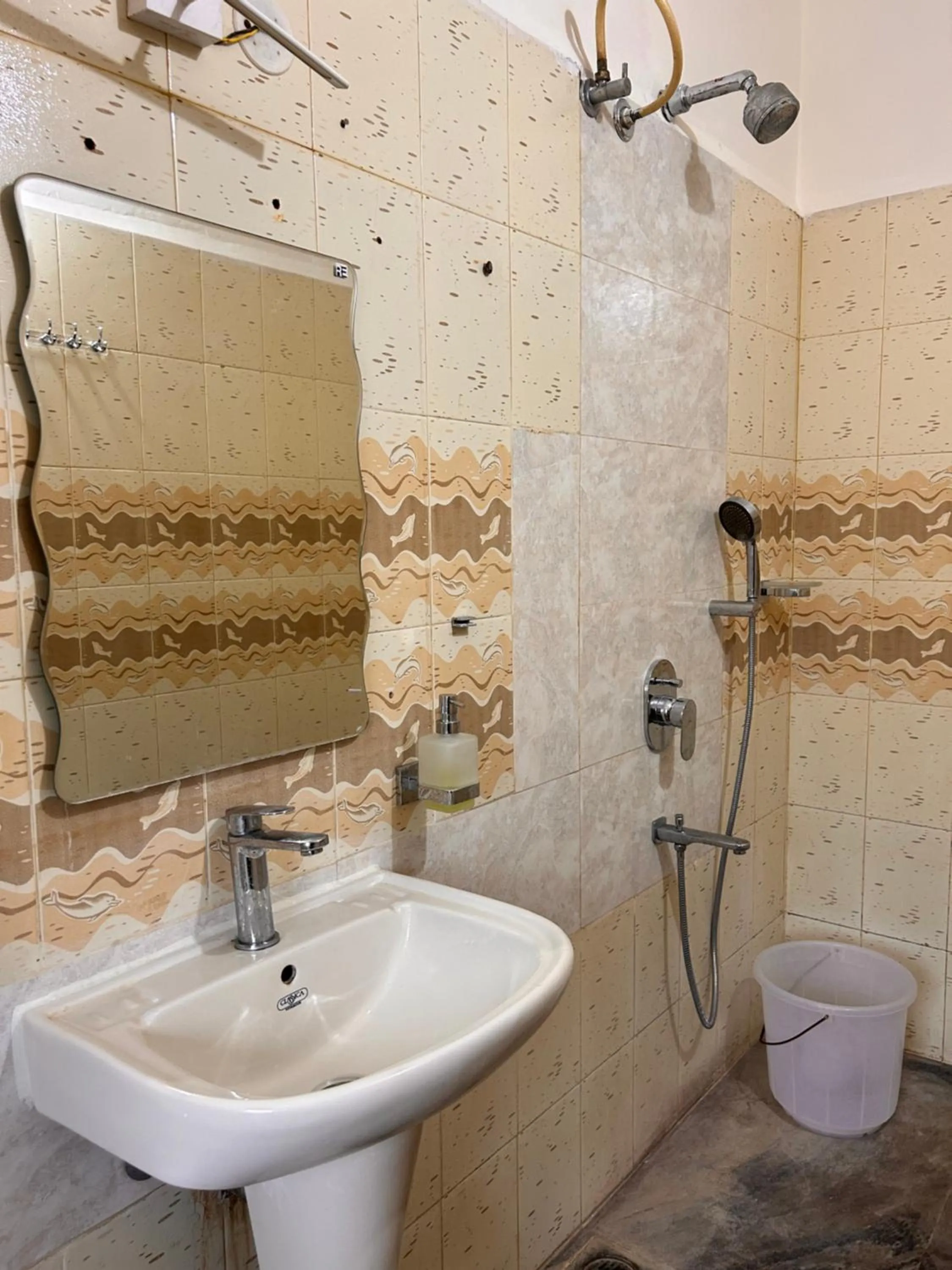 Shower in Maria Paulo Guest House Bar and Restaurant