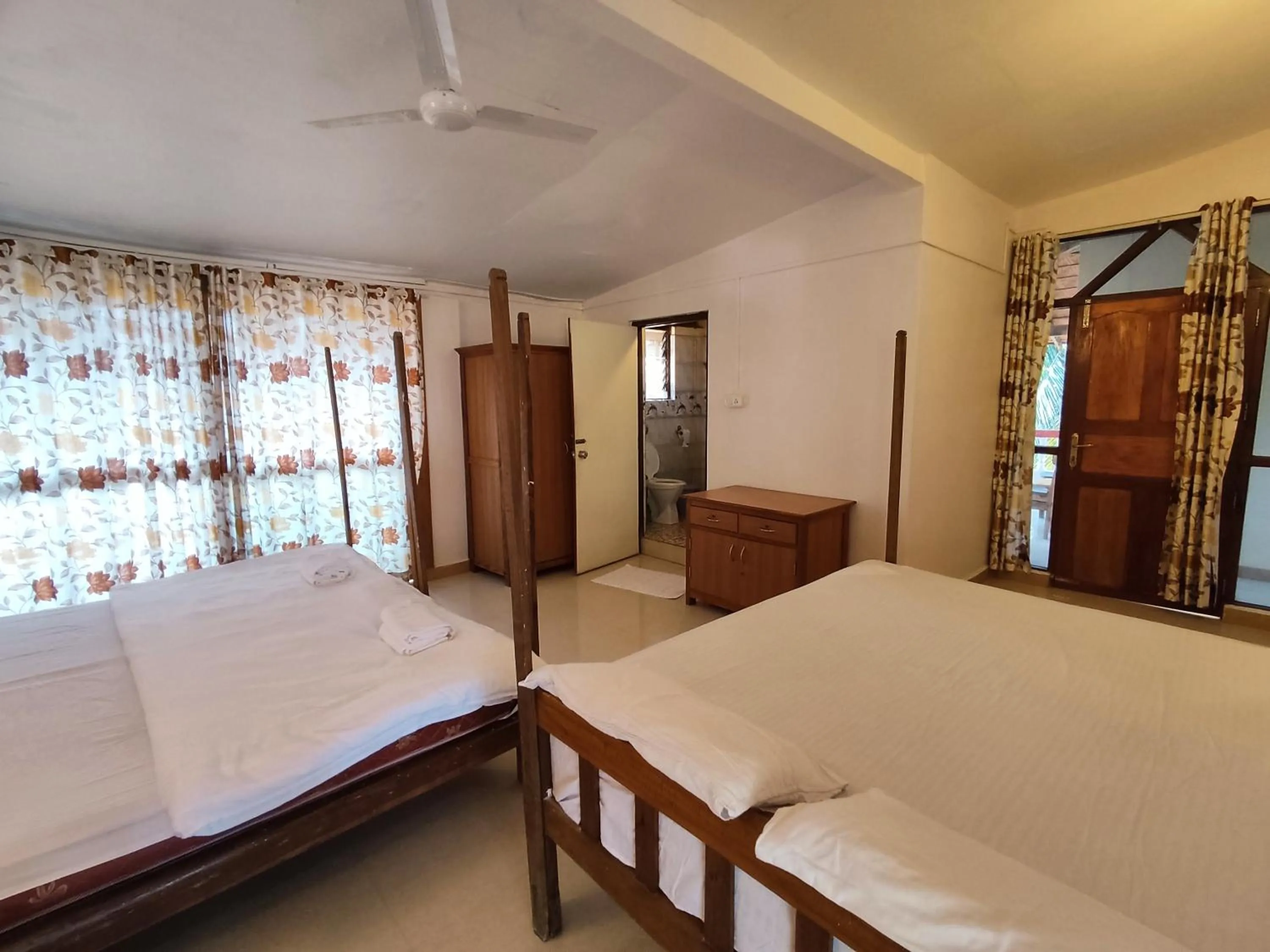 Queen Room with Two Queen Beds in Maria Paulo Guest House Bar and Restaurant