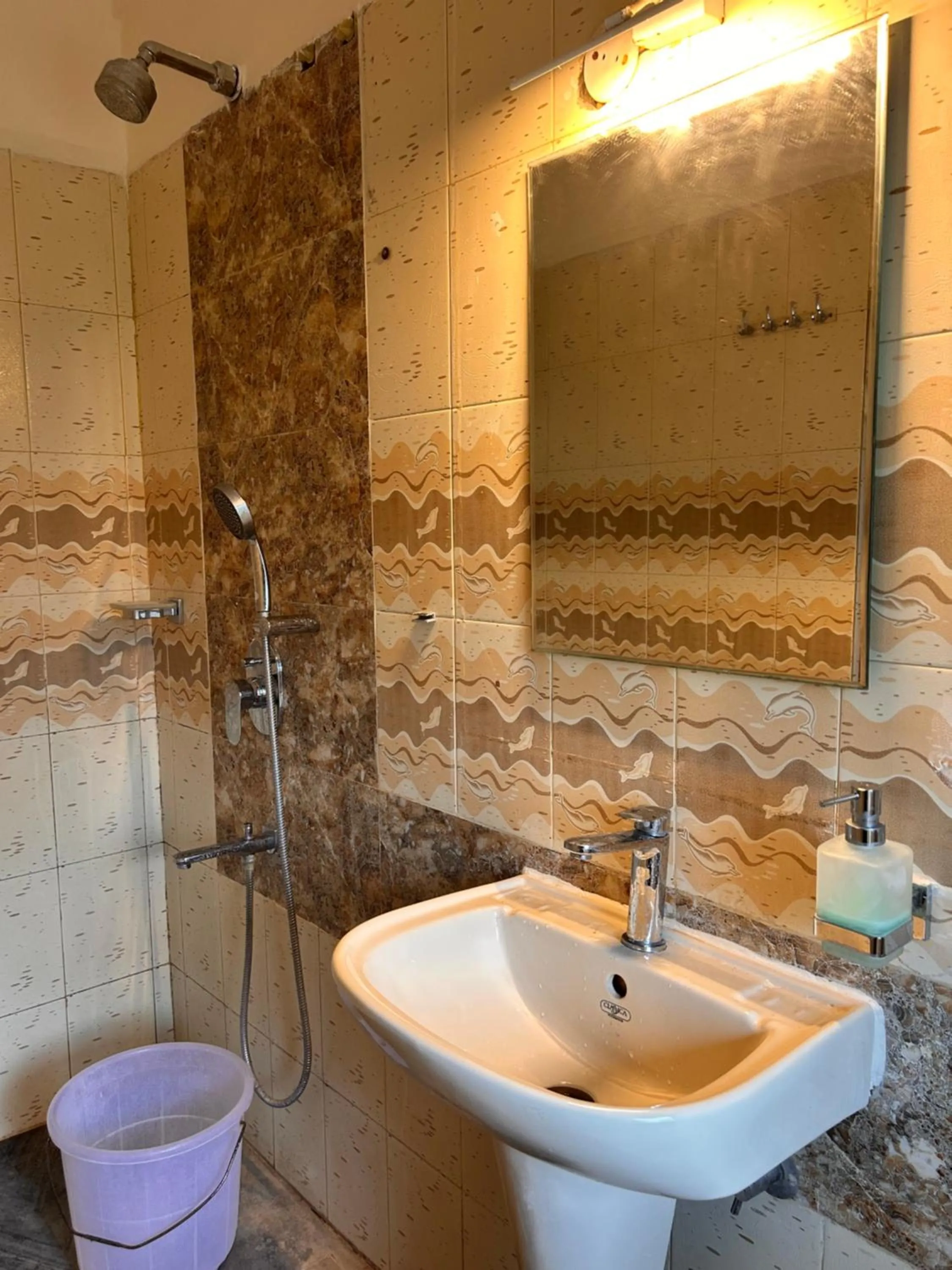 Shower in Maria Paulo Guest House Bar and Restaurant