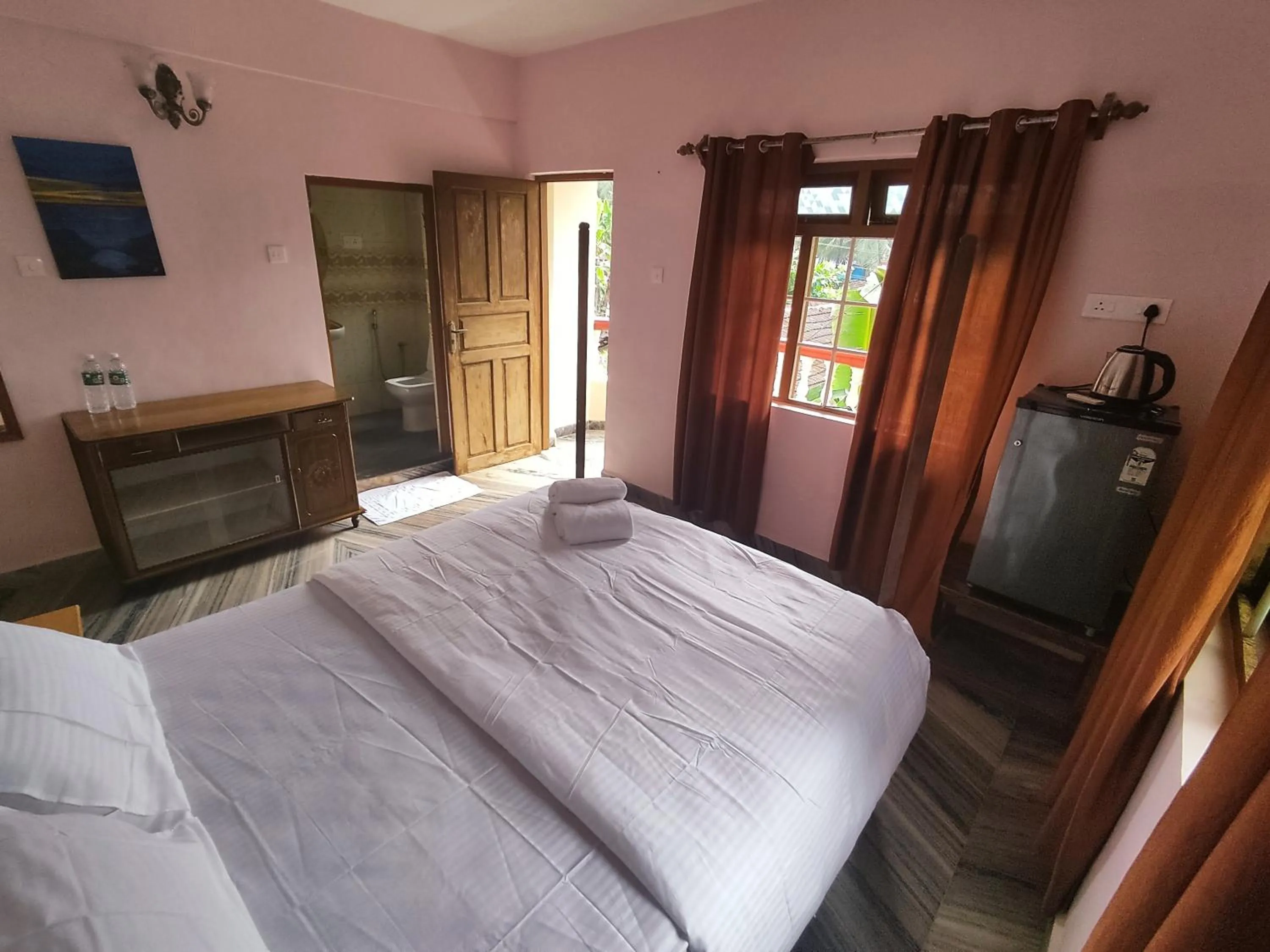 King Room with Balcony in Maria Paulo Guest House Bar and Restaurant