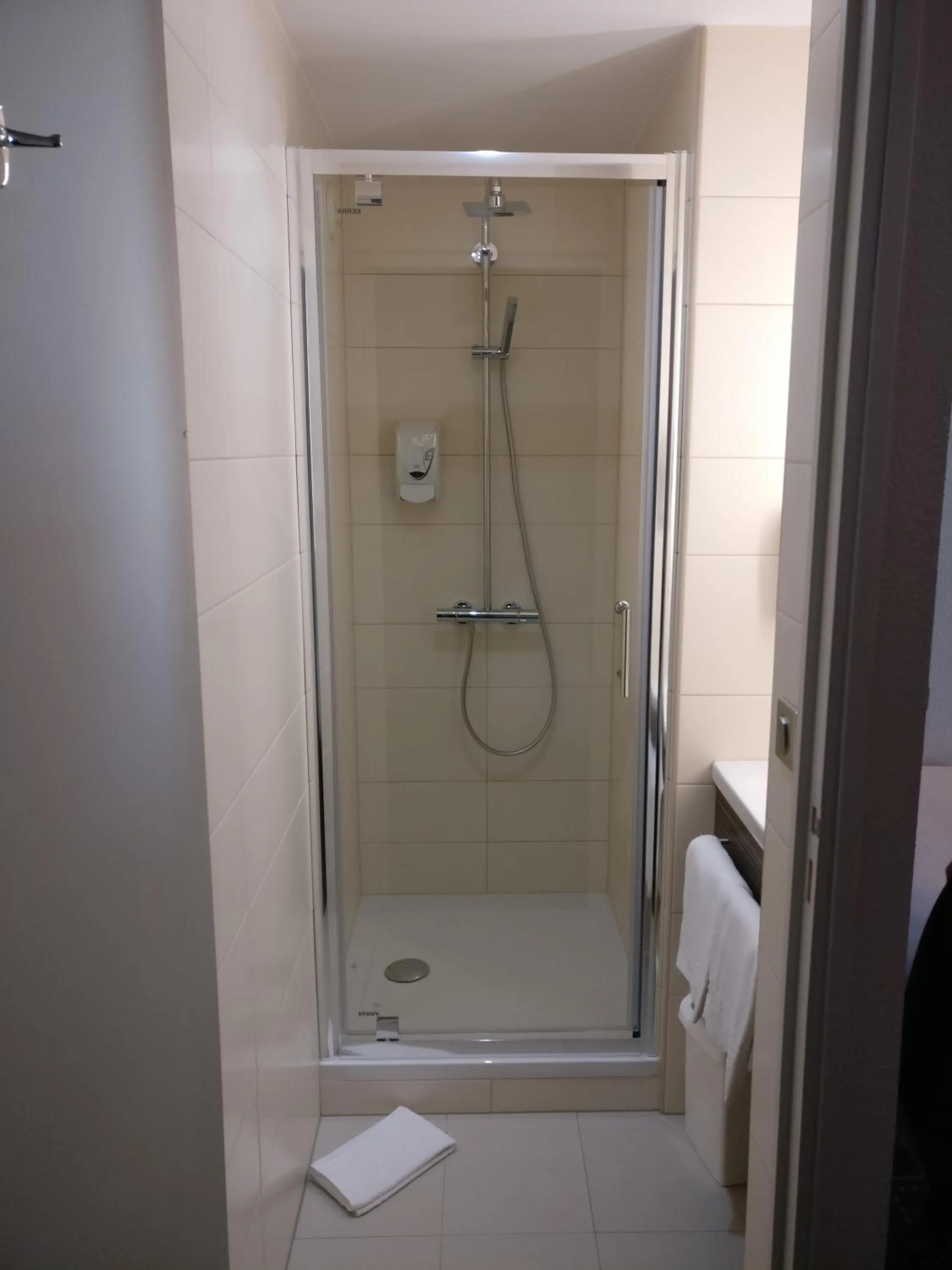 Shower in Kyriad Poitiers Jules Verne Site du Futuroscope