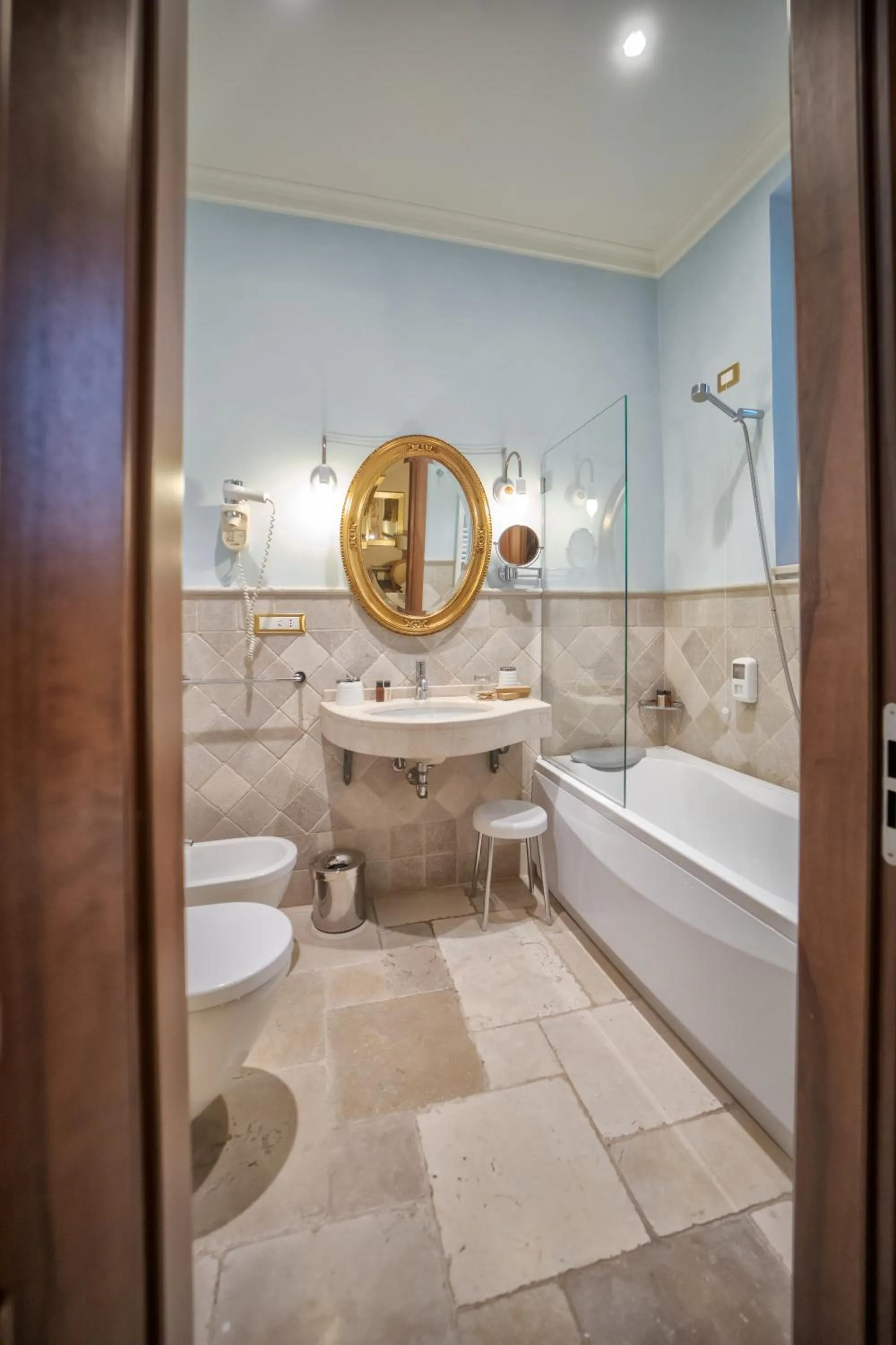 Toilet in Kelina Charme Hotel by Cantine Due Palme