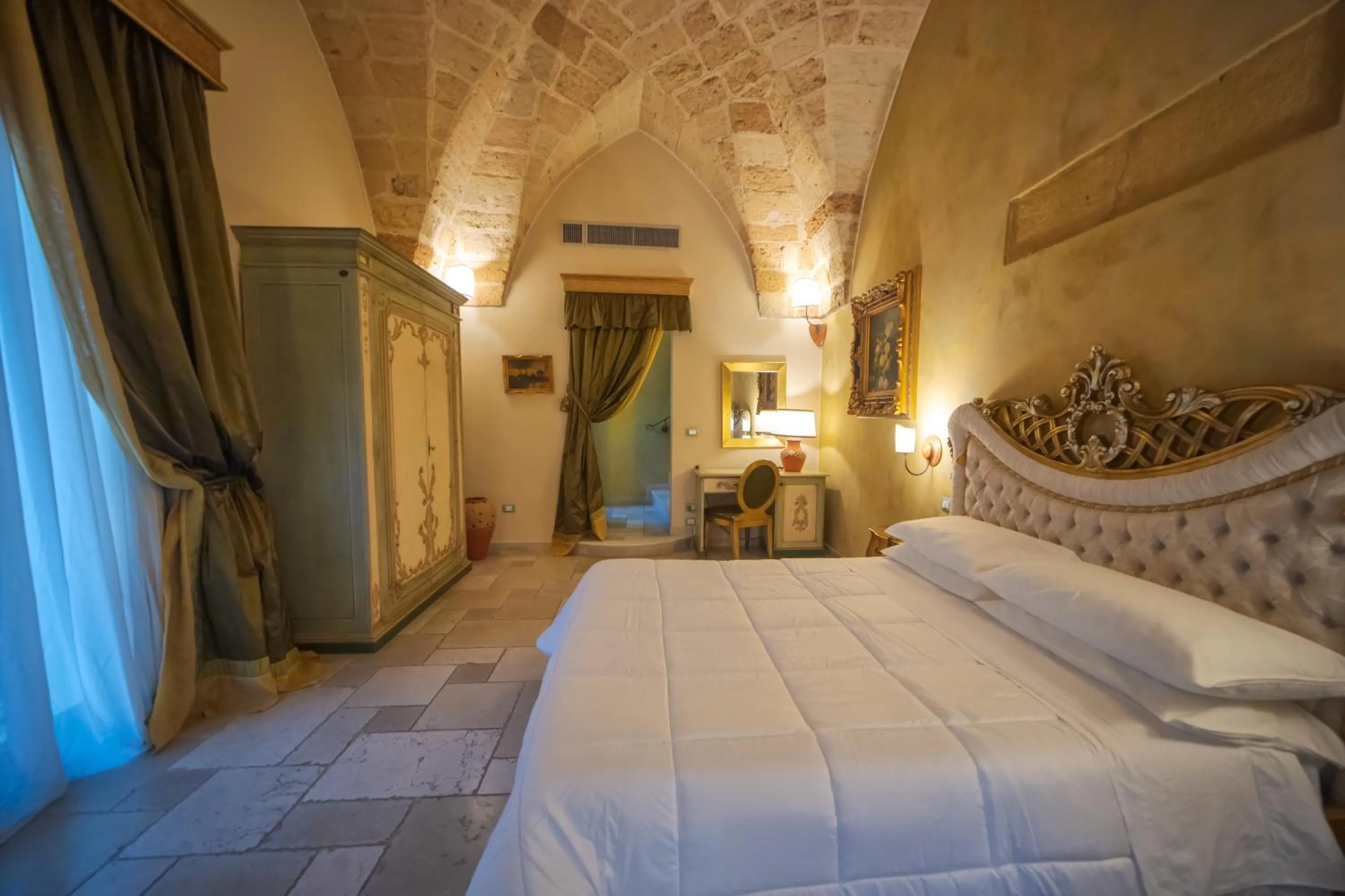 Bed in Kelina Charme Hotel by Cantine Due Palme