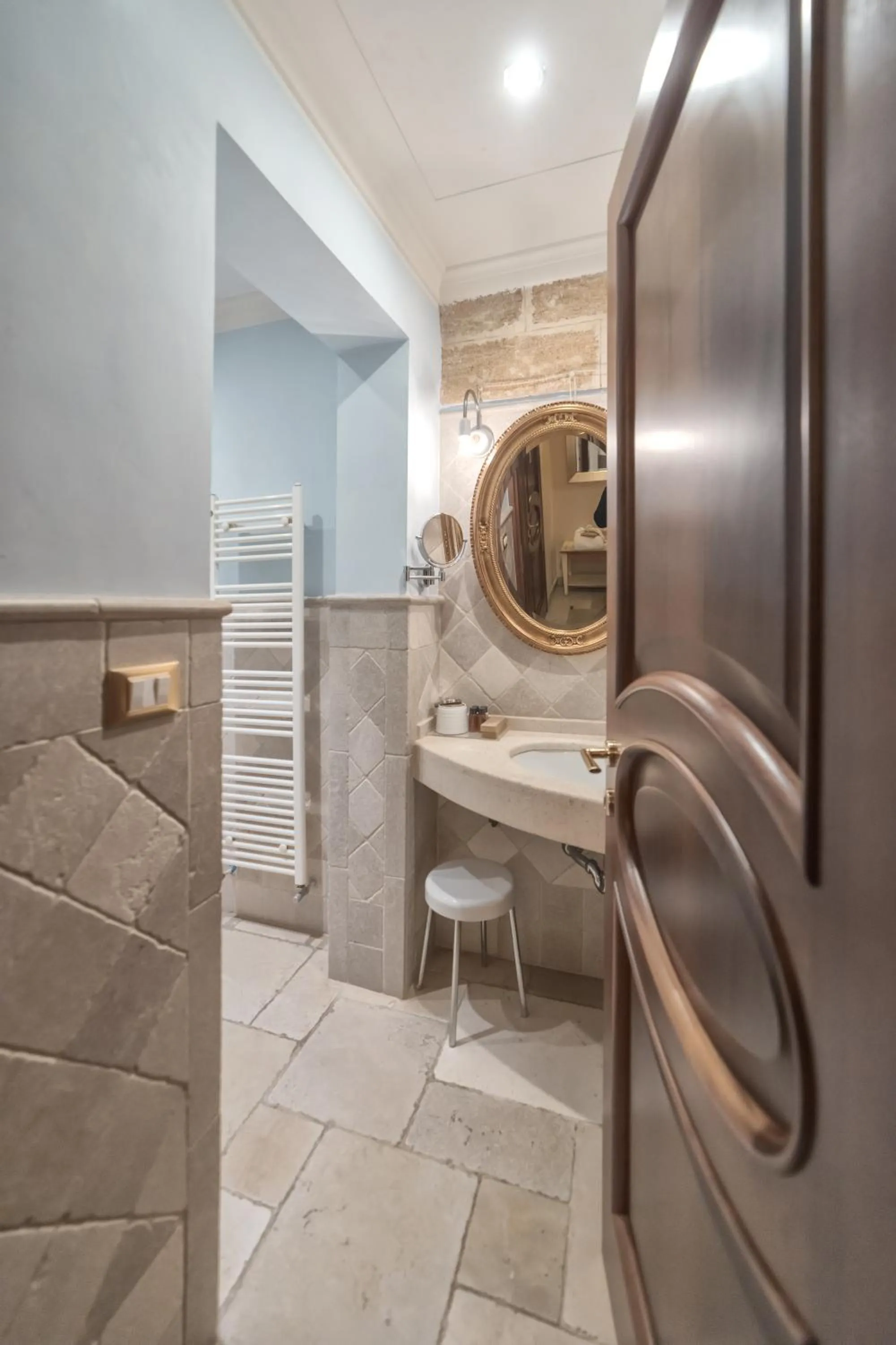 Bathroom in Kelina Charme Hotel by Cantine Due Palme