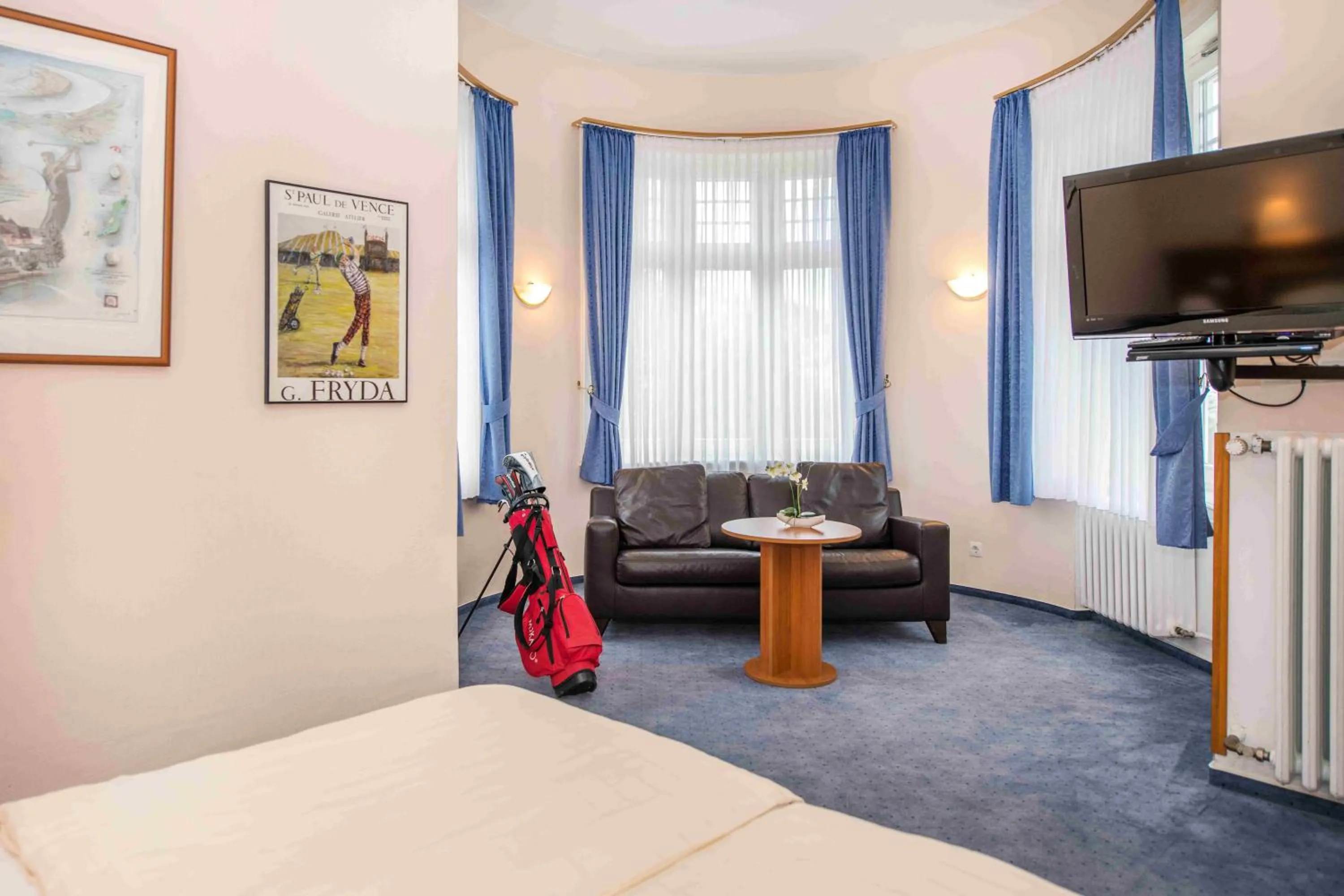 Seating area, Bed in Golfhotel Denzerheide