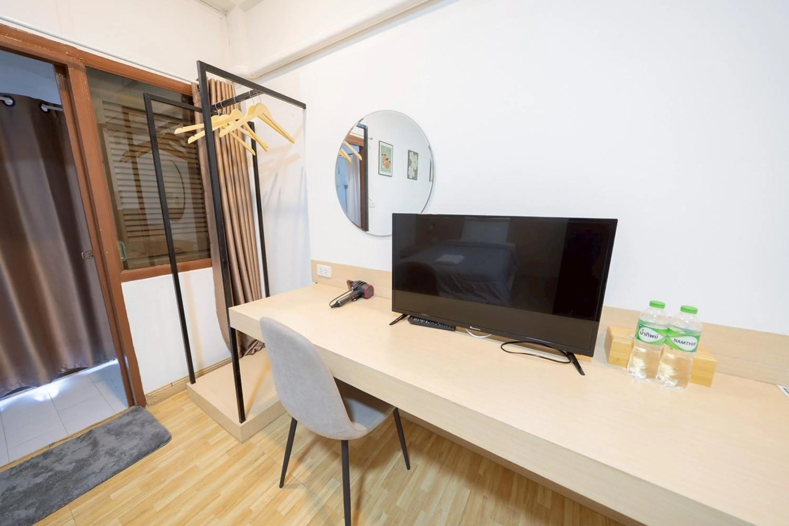 TV and multimedia in Koenji Guest House & Bar Chiang Mai