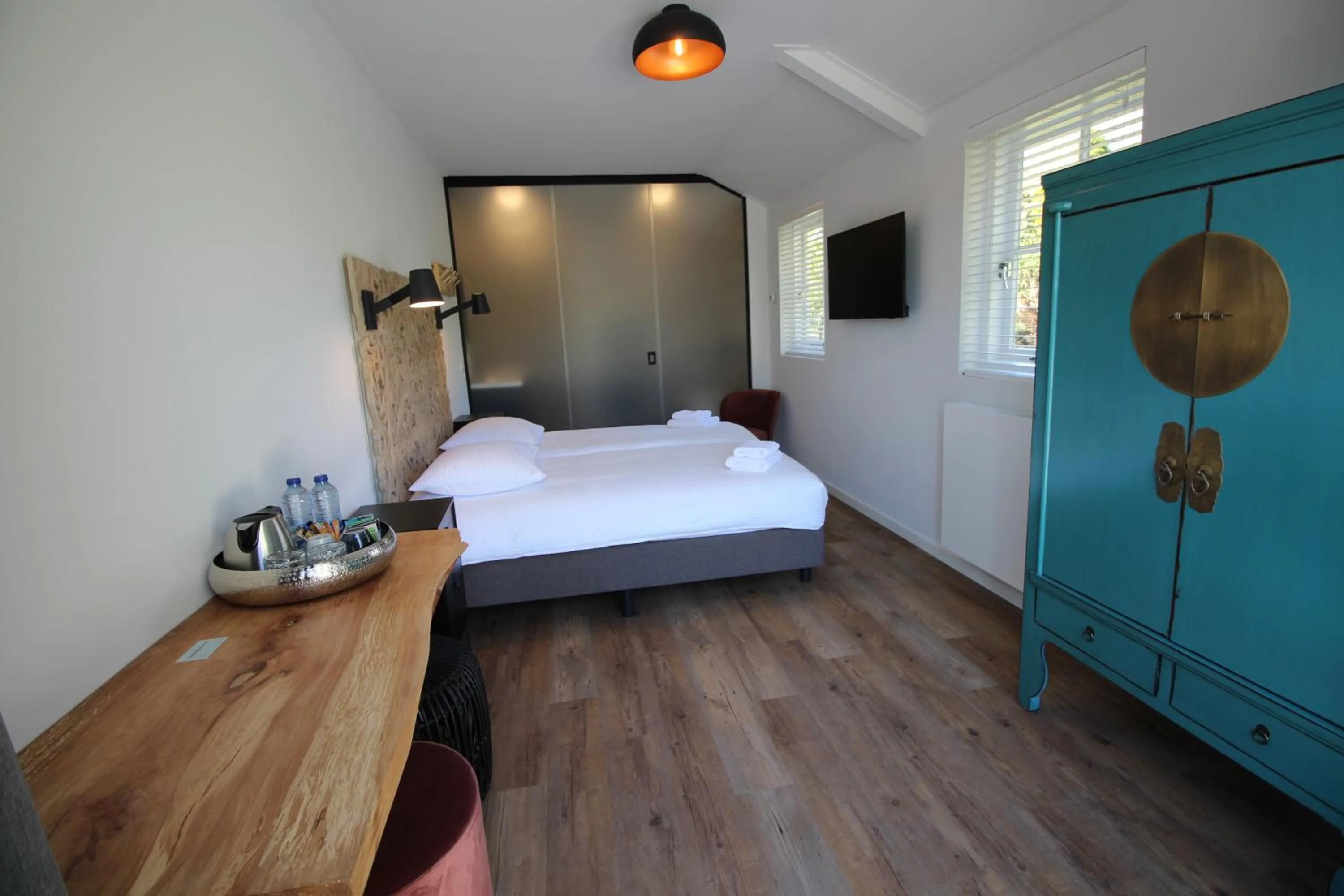 Photo of the whole room, Bed in Strandhotel Dennenbos