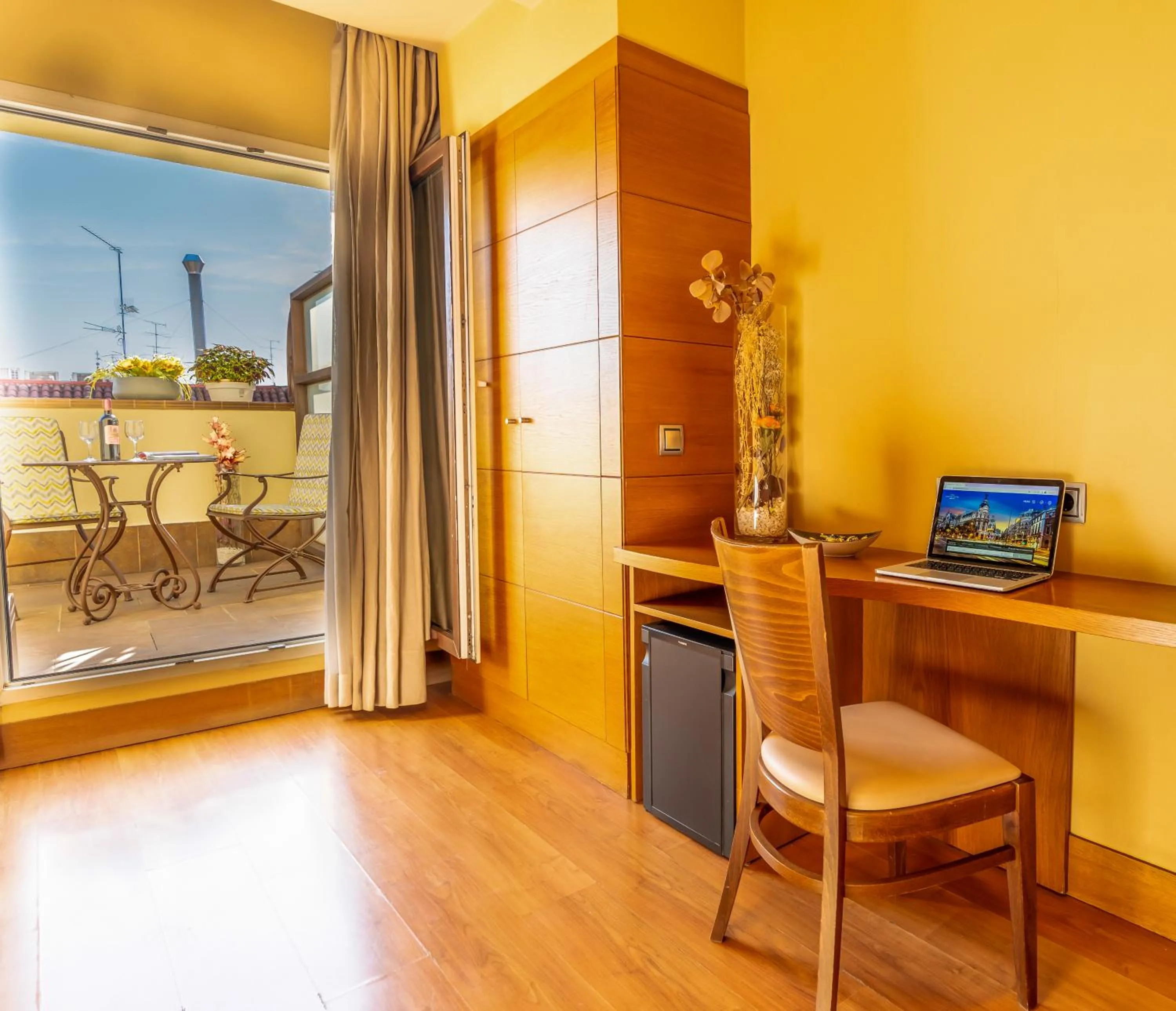 Photo of the whole room in Sterling