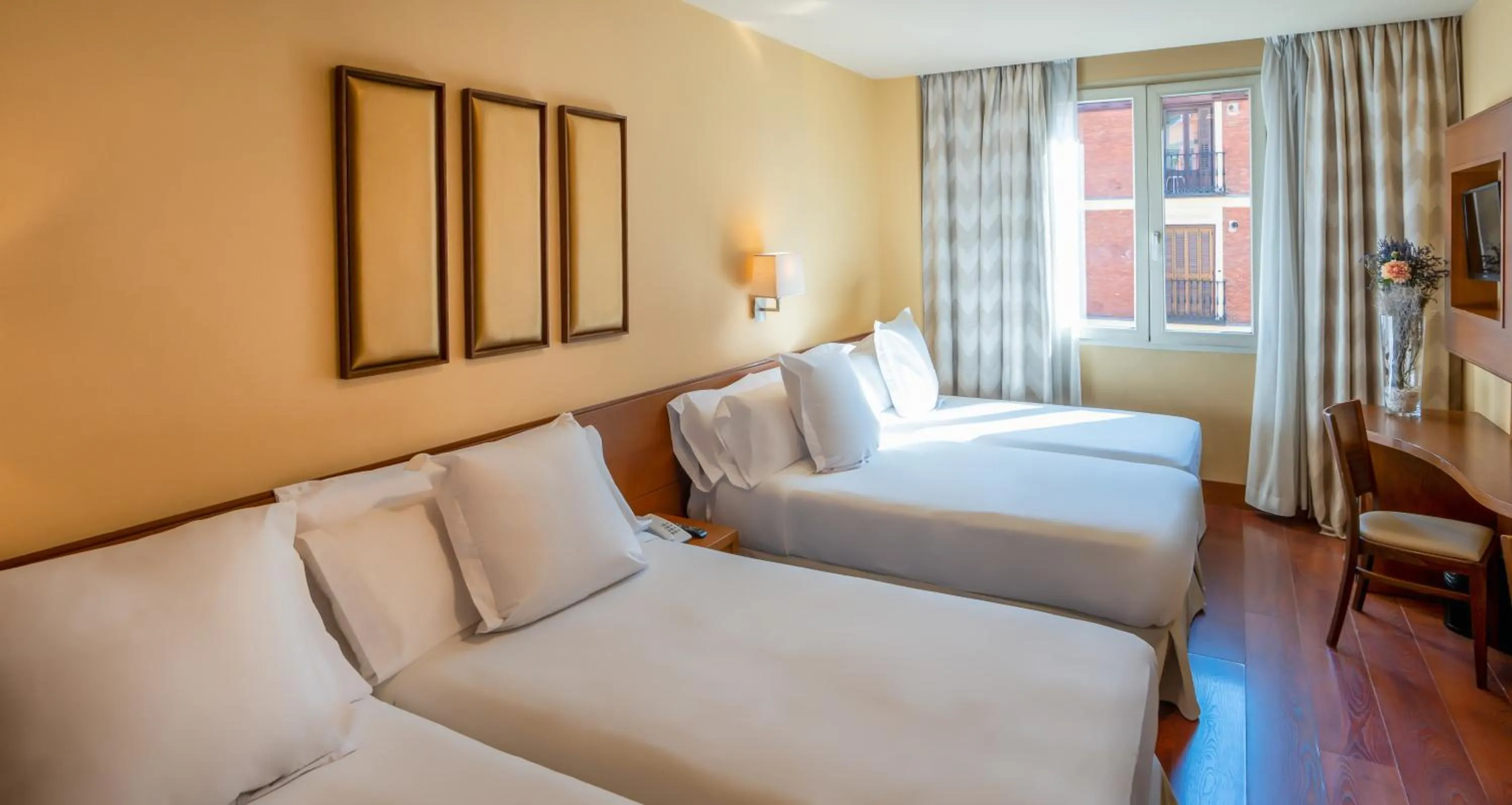 Photo of the whole room, Bed in Sterling