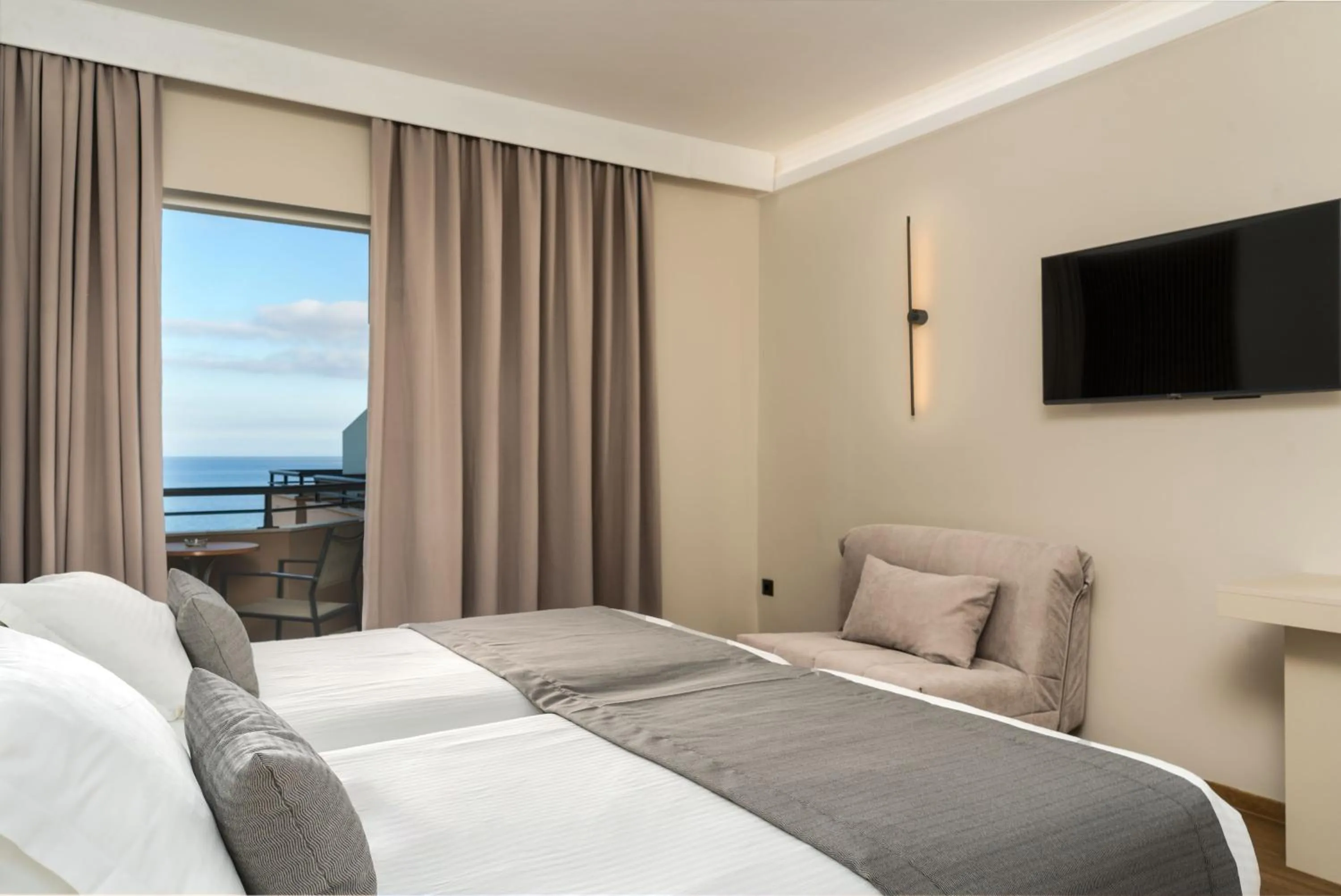 Communal lounge/ TV room, Bed in Palatino Hotel