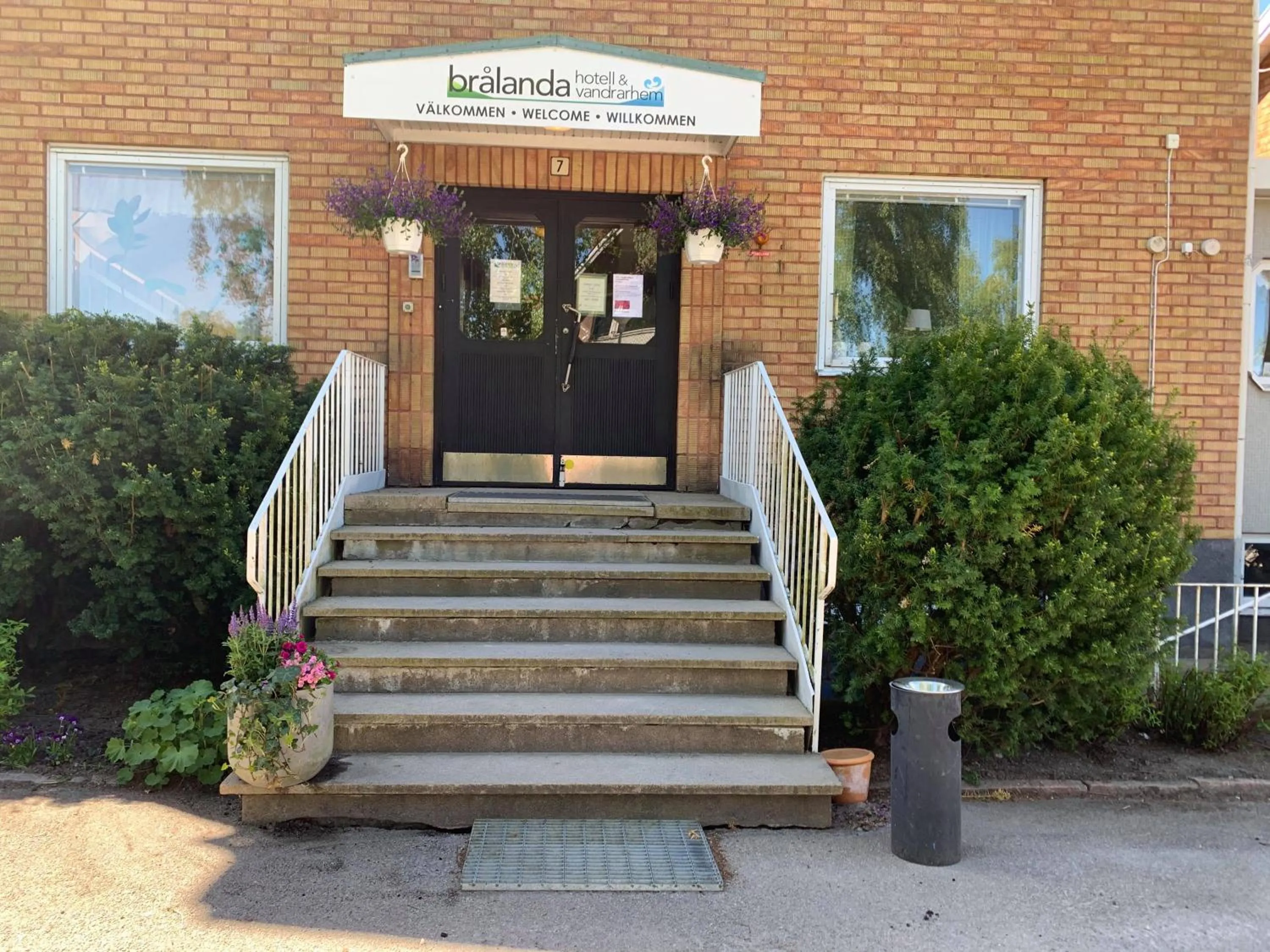 Property building in Brålanda Hotell och Vandrarhem