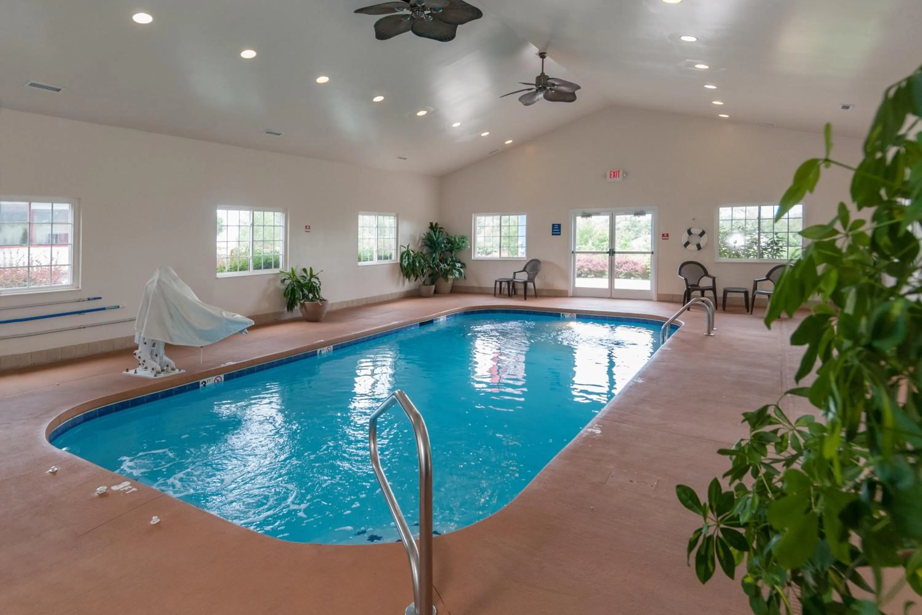 Swimming pool in Microtel Inn & Suites Beckley East