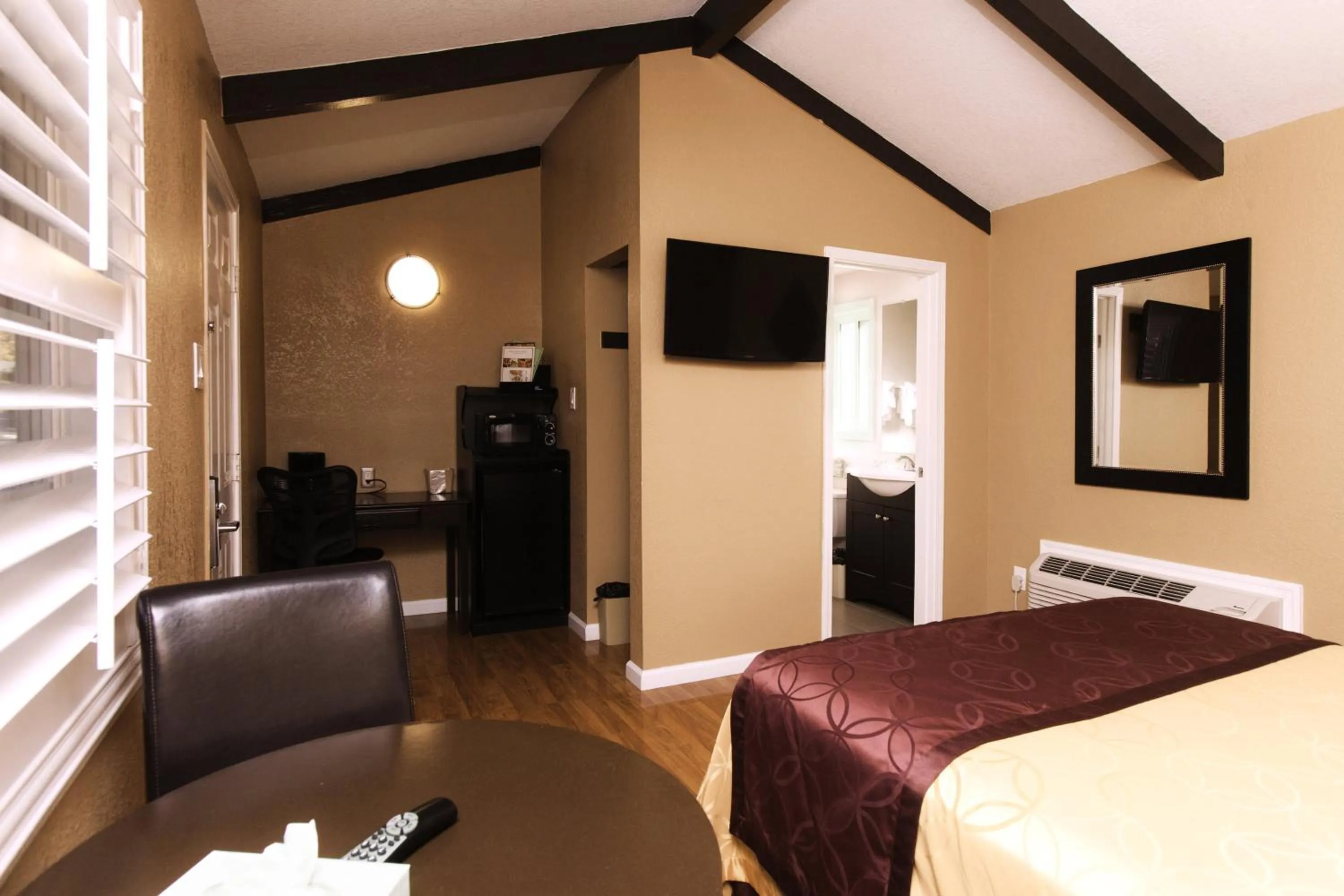 TV and multimedia in Tri-Valley Inn & Suites