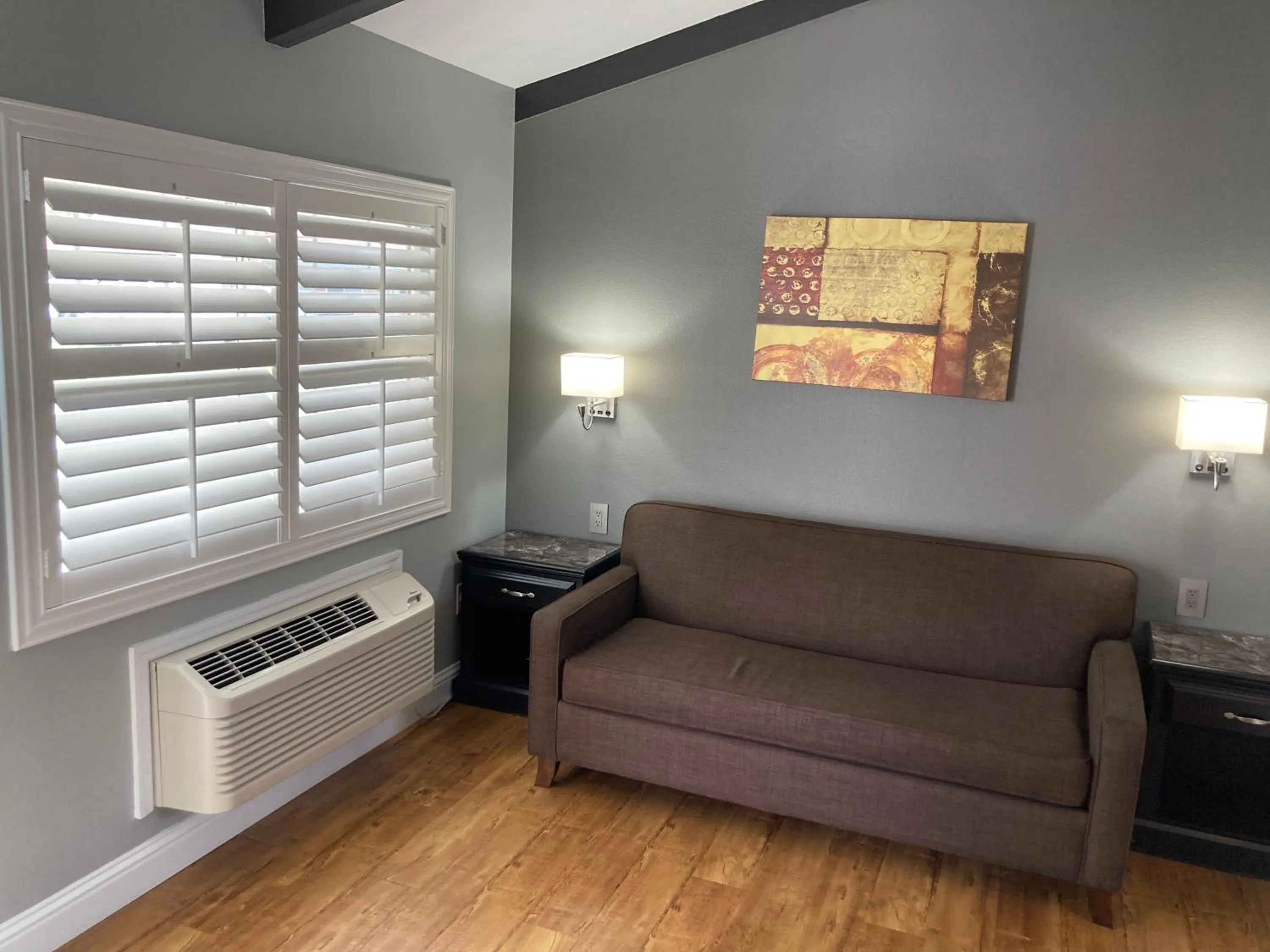 Seating area in Tri-Valley Inn & Suites