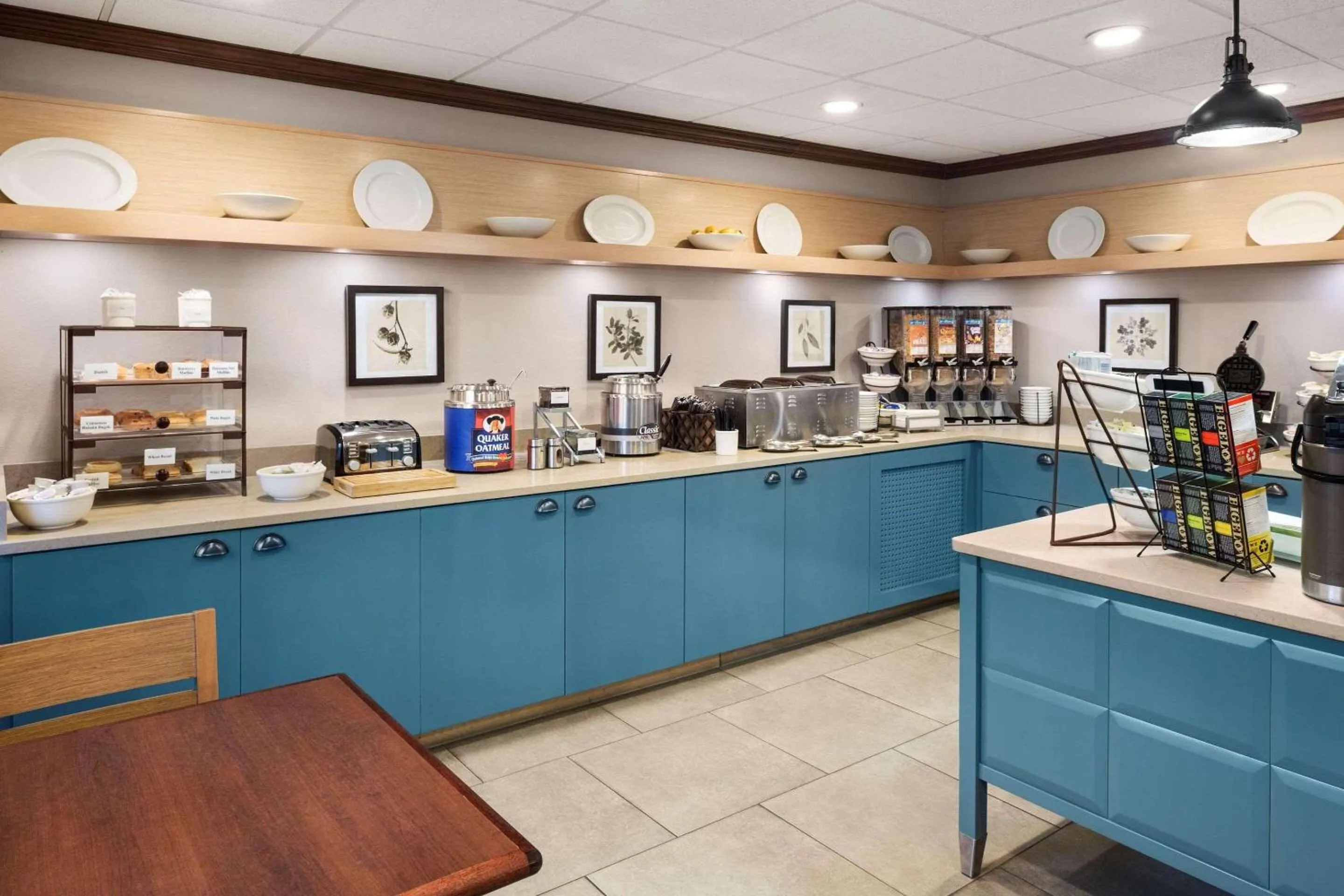 Breakfast in Country Inn & Suites by Radisson, Lexington, KY