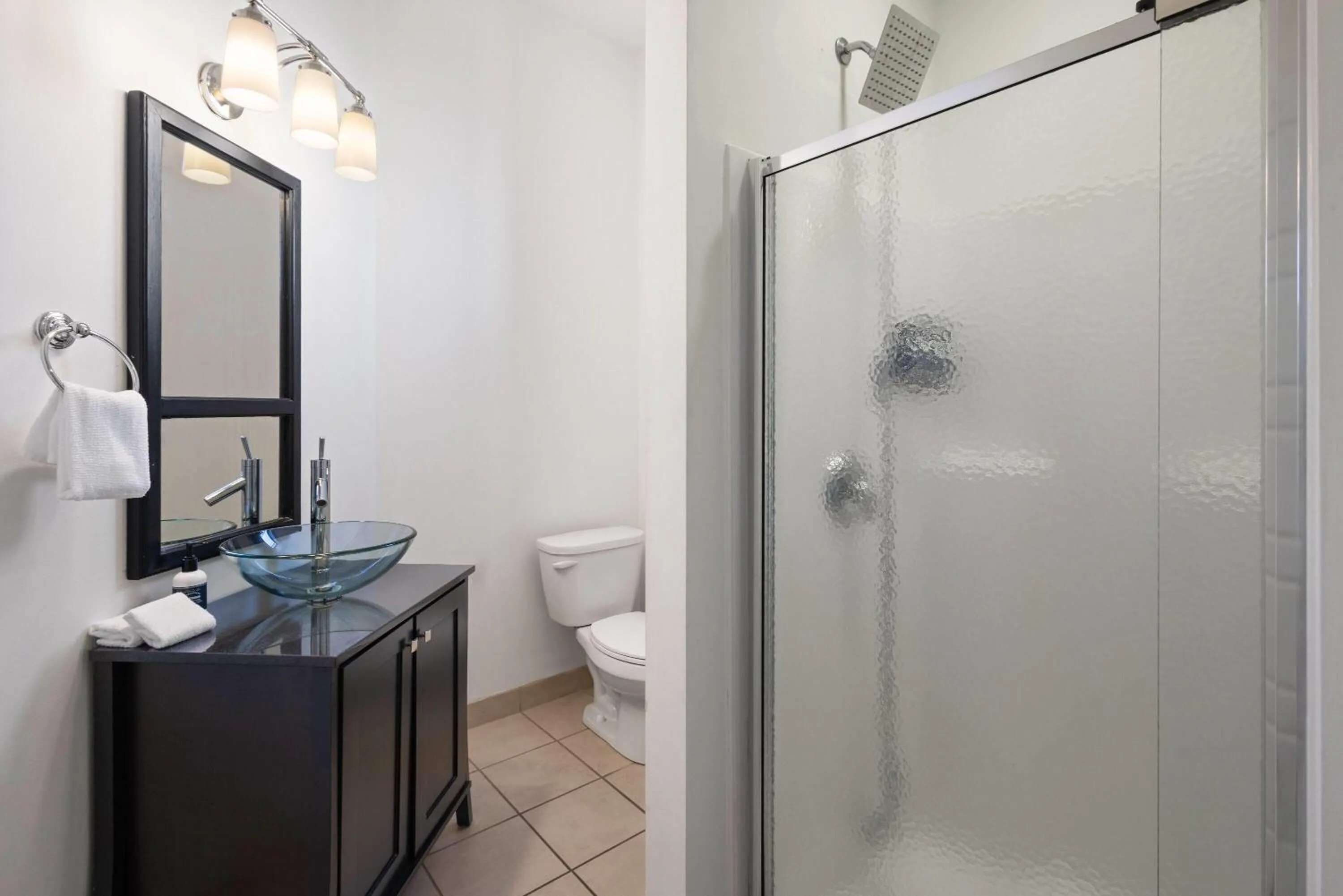 Bathroom in Hotel Brexton, Trademark Collection by Wyndham