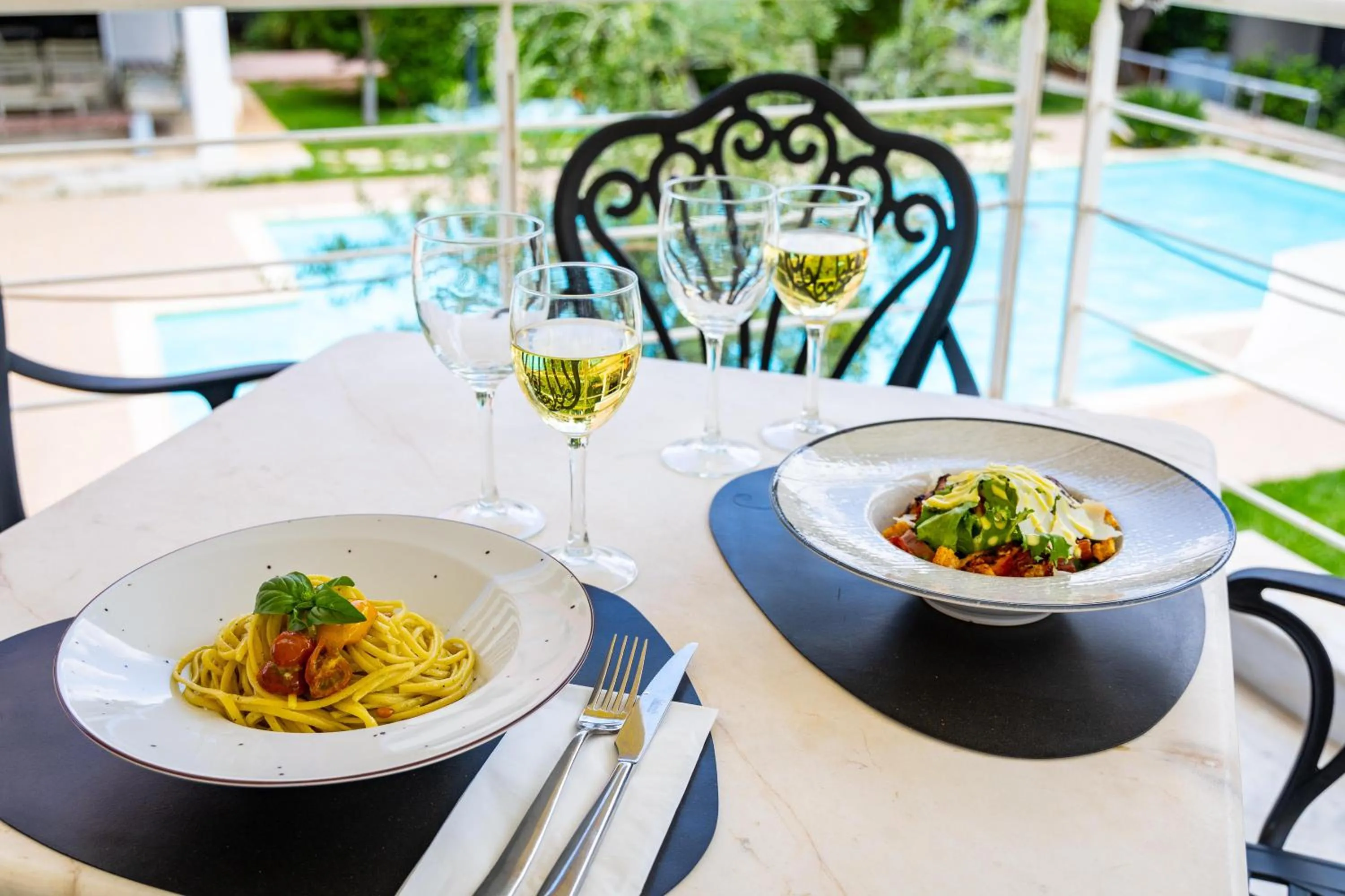 Restaurant/places to eat in Civitel Attik Rooms & Suites