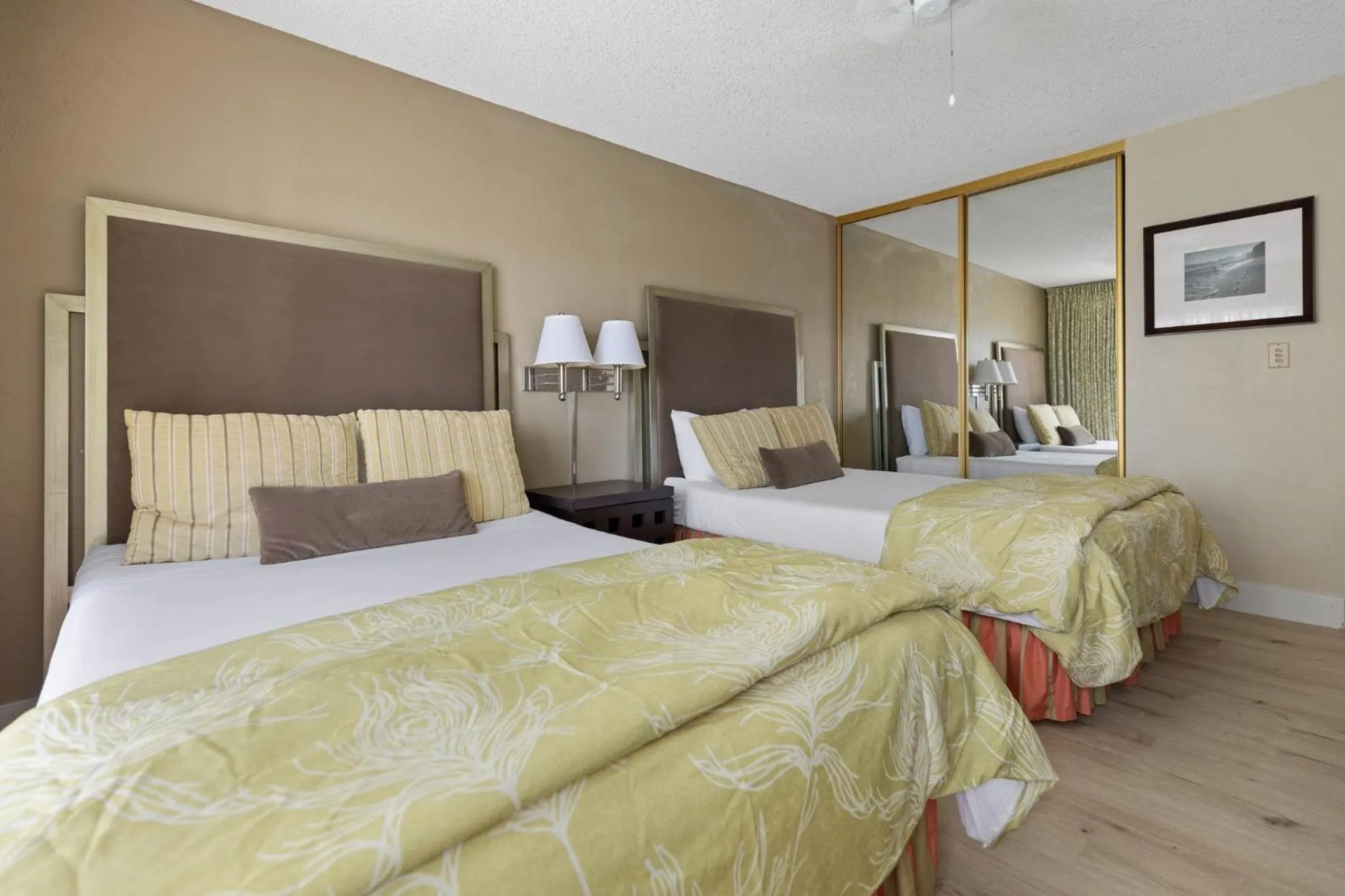 Photo of the whole room, Bed in Plantation Hale Suites