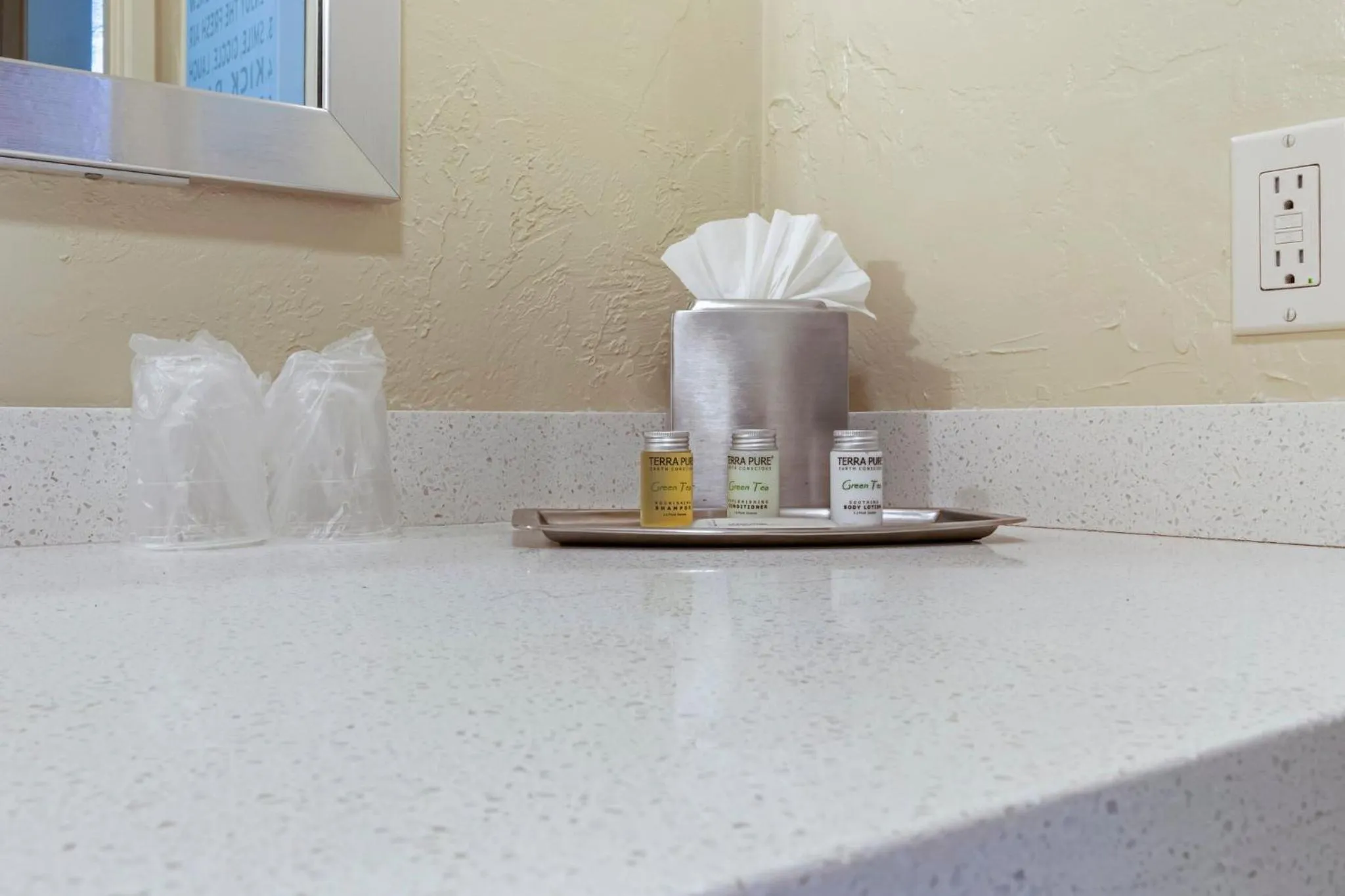 Photo of the whole room in Plantation Hale Suites